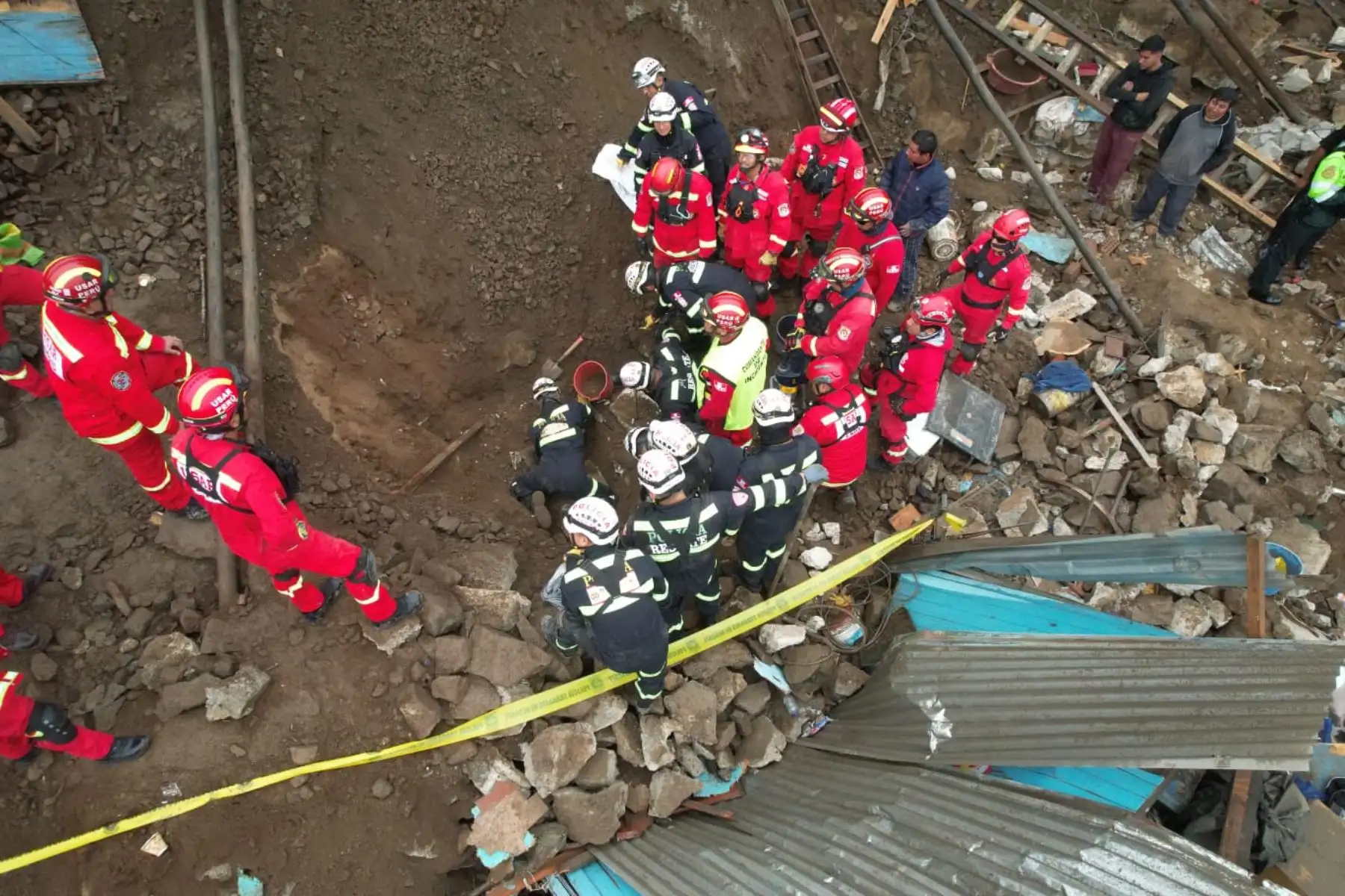 Luego de más de 11 horas de ardua labor, los bomberos y los policías de rescate lograron hallar el cadaver del menor, alrededor de las 10 horas, con ayuda de un perro rescatista. Foto: ANDINA/ Juan Carlos Guzmán