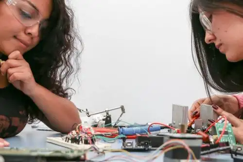 El Concurso Nacional de Inventos Escolares "Inventores del Futuro” 2023 está dirigido a escolares desde el tercer grado de primaria hasta el quinto año de secundaria, de colegios públicos y privados a nivel nacional. ANDINA/ Indecopi