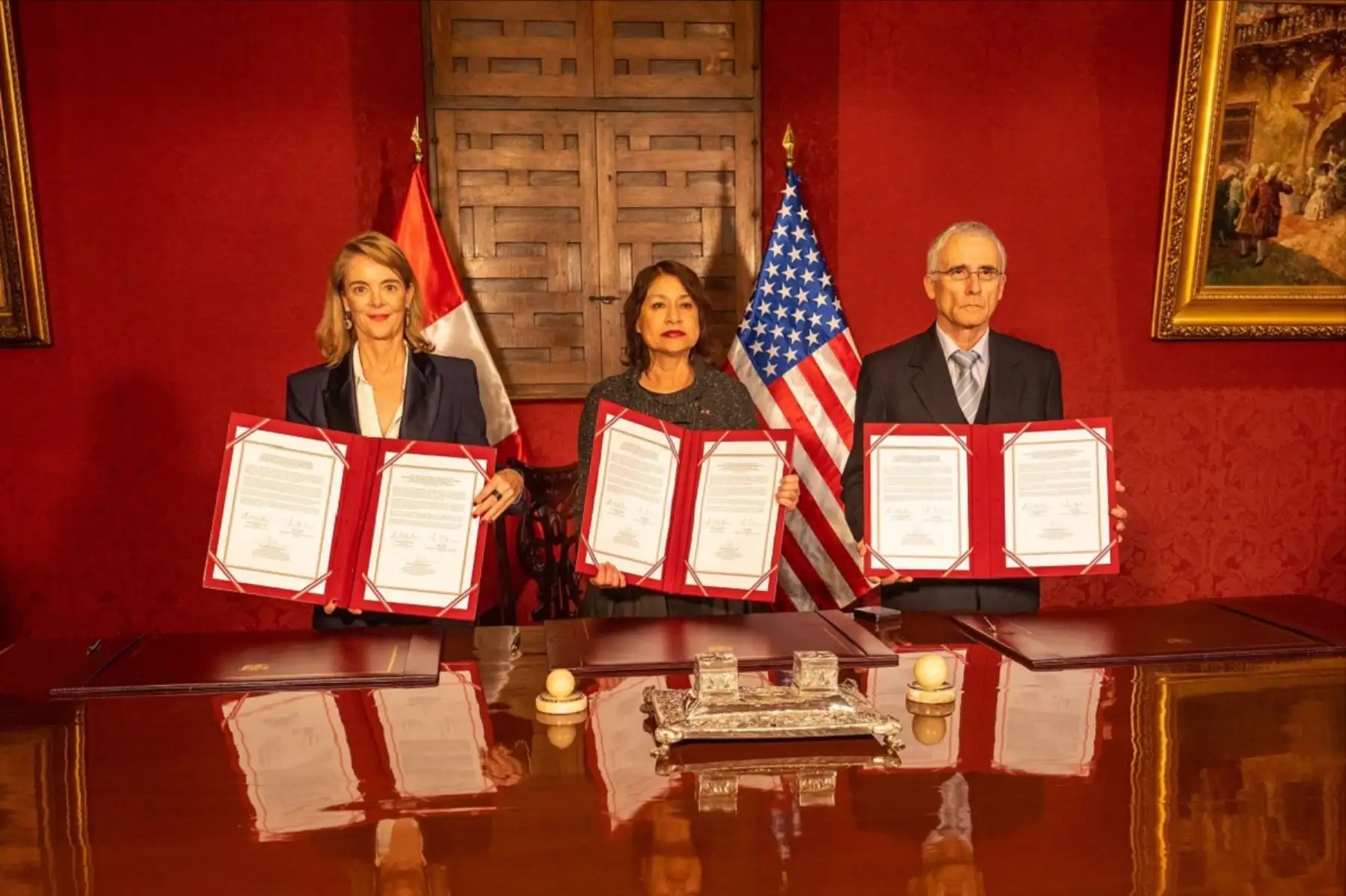 Perú y Estados Unidos fortalecen la cooperación en la lucha contra la minería ilegal de oro. La embajadora de EE.UU., Lisa Kenna; la ministra de Relaciones Exteriores del Perú, Ana Cecilia Gervasi; y el viceministro de Minas, Jaime Chávez Riva (de izquierda a derecha) firmaron el acta de aprobación del Plan de Acción 2023-2024. Foto: Cortesía.