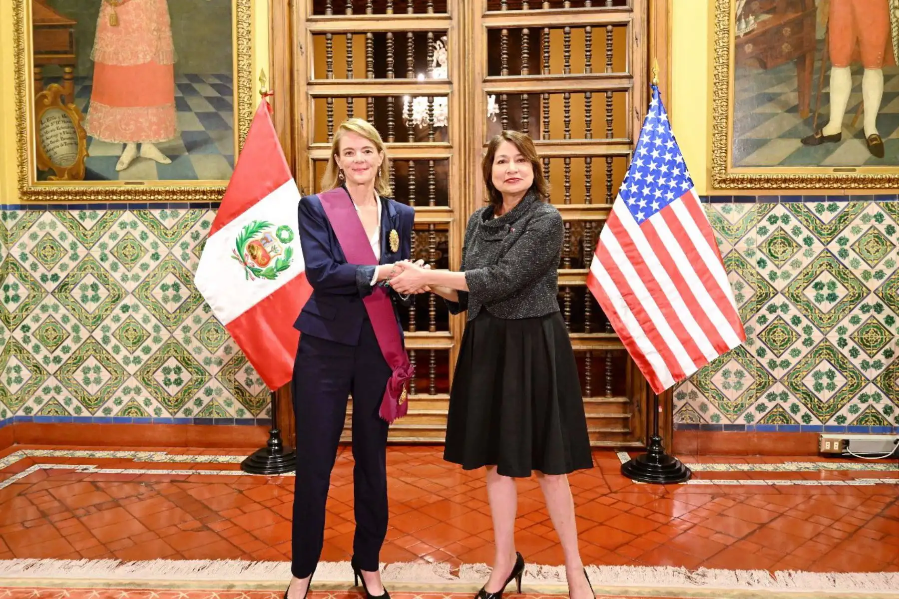 La canciller Ana Cecilia Gervasi Díaz impuso la Condecoración de la Orden “El Sol del Perú” en el grado de “Gran Cruz” a la Embajadora de los EE.UU., Lisa Kenna, en reconocimiento a su destacada gestión en favor del fortalecimiento de las relaciones bilaterales. Foto:ANDINA/Cancillería