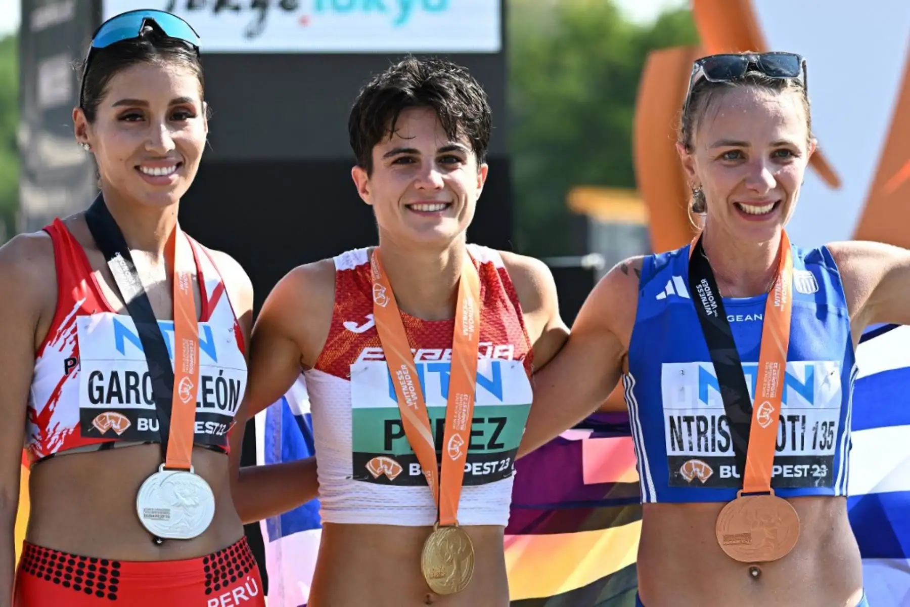 La medallista de plata Kimberly García León de Perú, la medallista de oro María Pérez de España y la medallista de bronce Antigoni Ntrismpioti de Grecia posan con sus medallas después de la carrera femenina de 35 km del Campeonato Mundial de Atletismo en Budapest, Hungría. Foto: AFP