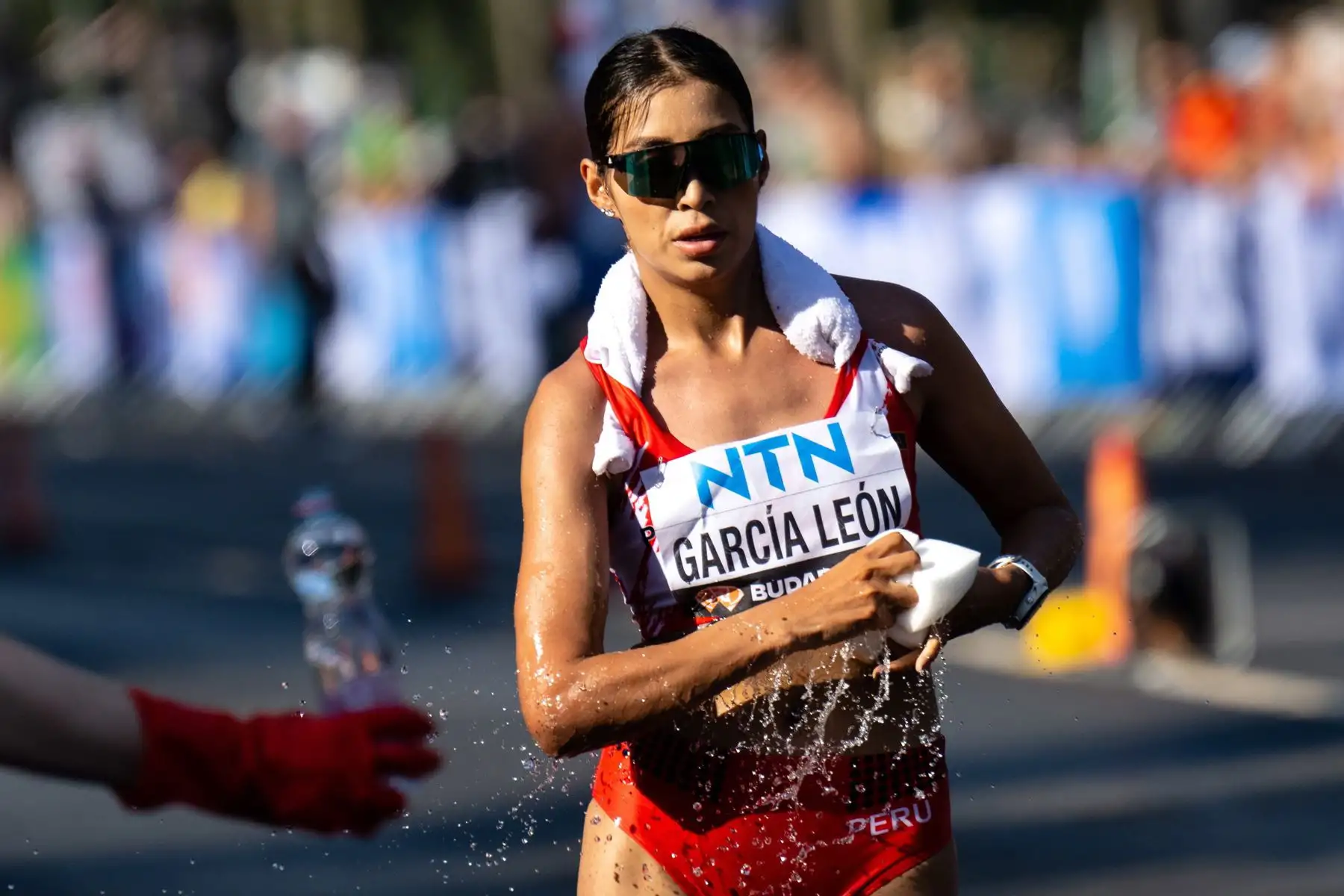 La medallista de plata Kimberly García León de Perú, compite en la carrera femenina de 35 km del Campeonato Mundial de Atletismo en Budapest, Hungría. Foto: EFE