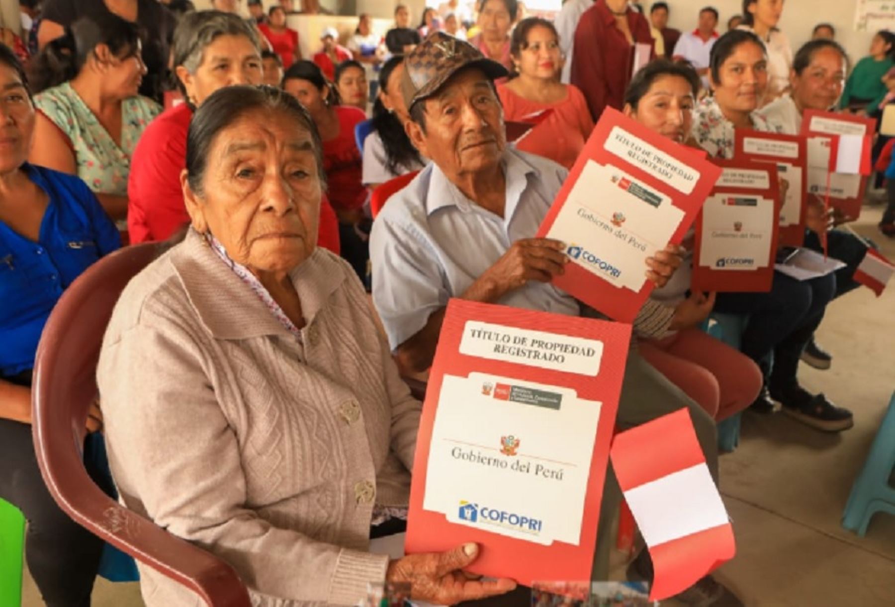 Como parte de la campaña de titulación urbana "Cofopri en tu distrito" se entregaron 831 títulos de propiedad a familias del asentamiento humano Pedro Ruiz Gallo, en Lambayeque, y al centro poblado Agropecuario del distrito de Lagunas en Chiclayo.