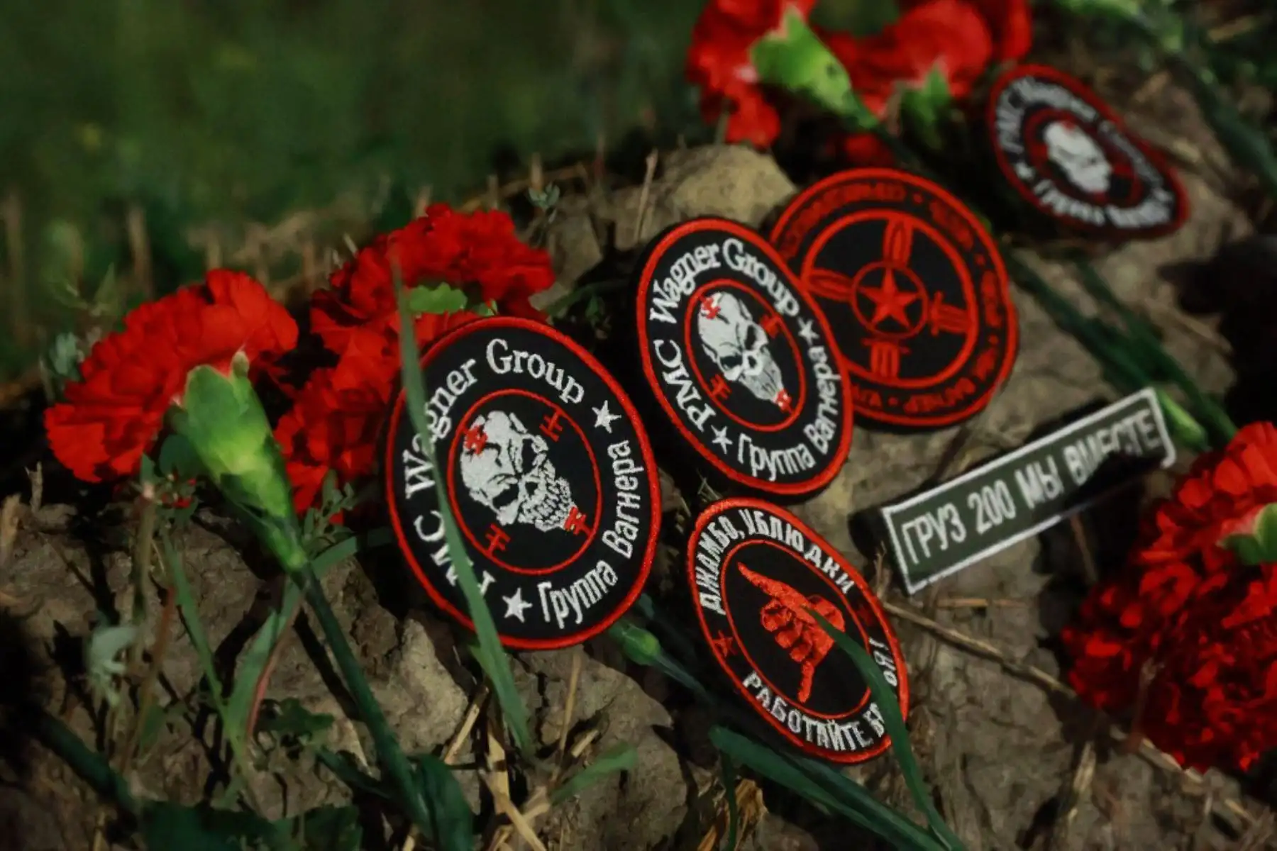 Flores y parches con el logotipo del grupo mercenario privado Wagner se ven en el monumento improvisado frente al "Centro PMC Wagner" en San Petersburgo. Foto: AFP