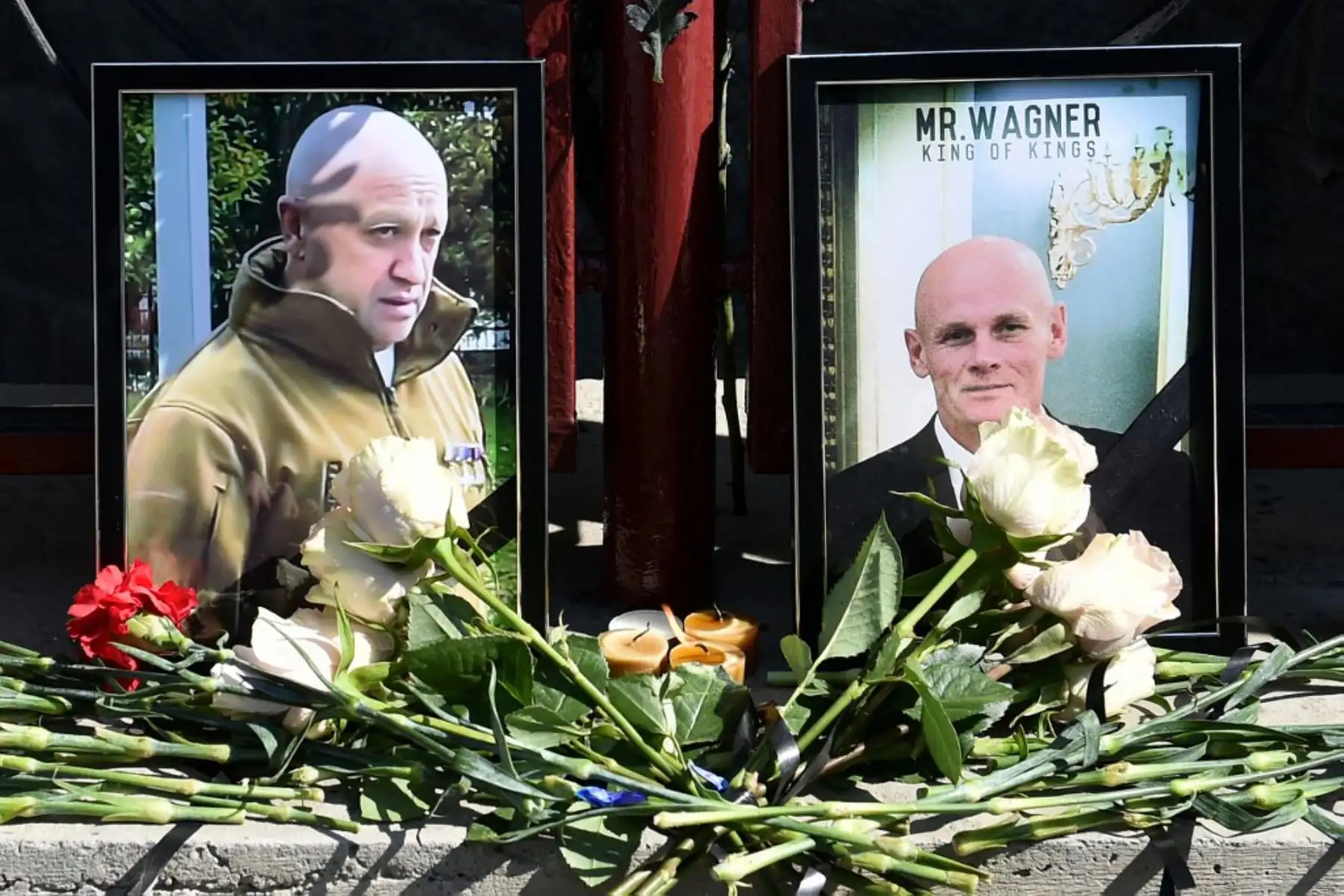 Flores y parches con el logotipo del grupo mercenario privado Wagner se ven en el monumento improvisado frente al "Centro PMC Wagner" en San Petersburgo. Foto: AFP