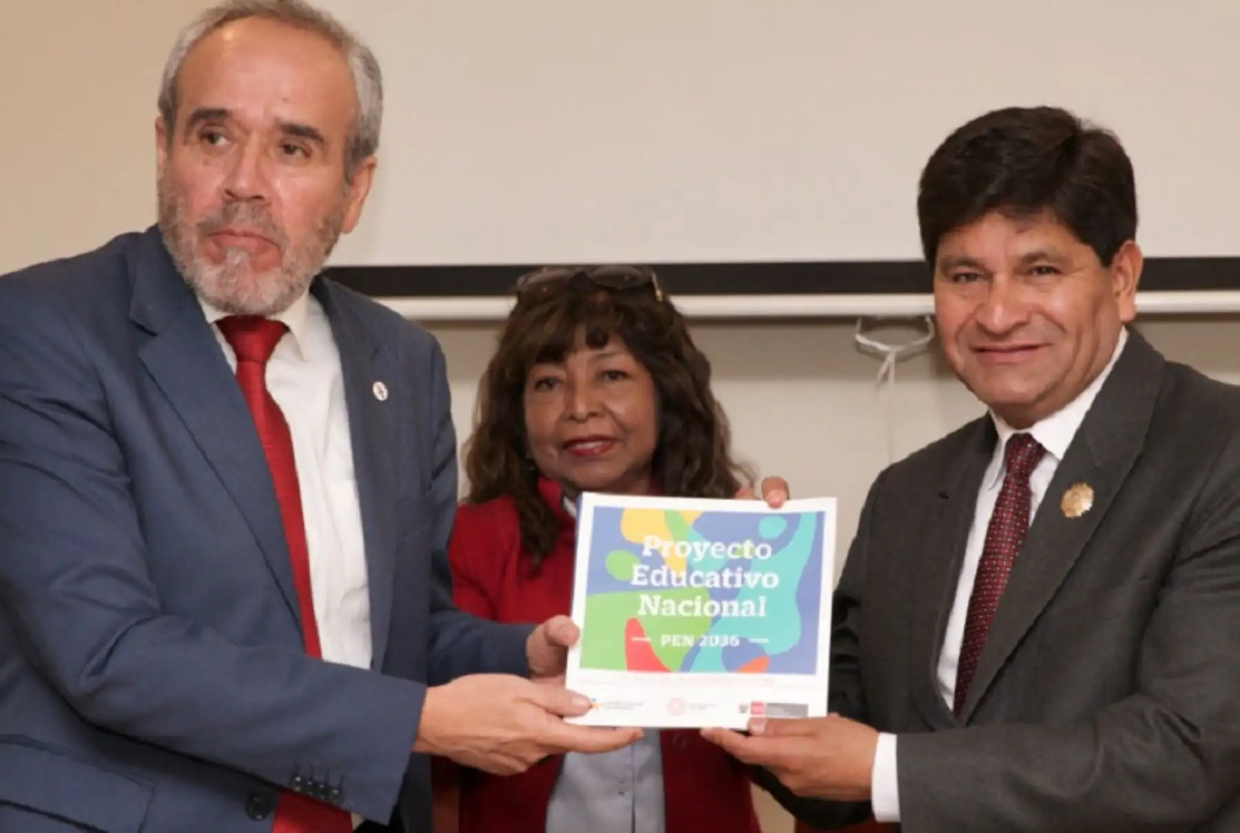 El presidente del Consejo Nacional de Educación (CNE), Luis Lescano, se reunió en la ciudad de Arequipa con el gobernador regional, Rohel Sánchez y la gerenta regional de Educación, Cecilia  Jarita, con el objetivo de concretar el compromiso del CNE para apoyar el avance de las  políticas educativas regionales de largo alcance y reafirmar la determinación de las autoridades de mejorar la calidad de la educación en la región.