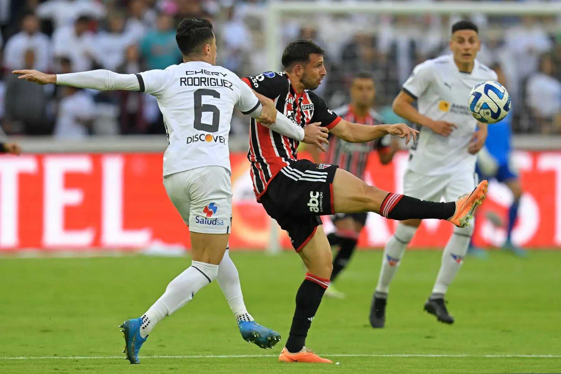 El defensor argentino de la Liga de Quito, Facundo Rodríguez, y el delantero del Sao Paulo, Jonathan Calleri, compiten por el balón durante el partido de ida de los cuartos de final de la Copa Sudamericana entre la Liga de Quito de Ecuador y el Sao Paulo de Brasil, en el estadio Rodrigo Paz Delgado de Quito. Foto:ANDINA/AFP