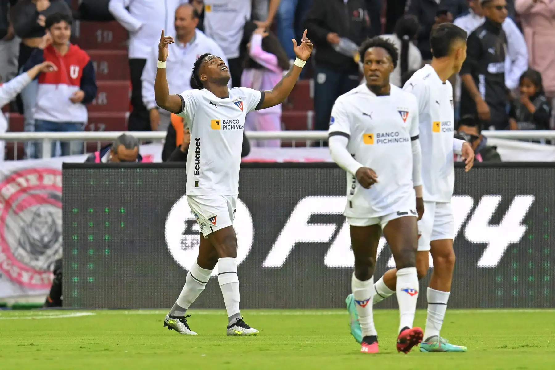 El mediocampista de LDU Alex Ibarra celebra tras anotar en el partido con Sao Paulo, en Quito. Foto: AFP.