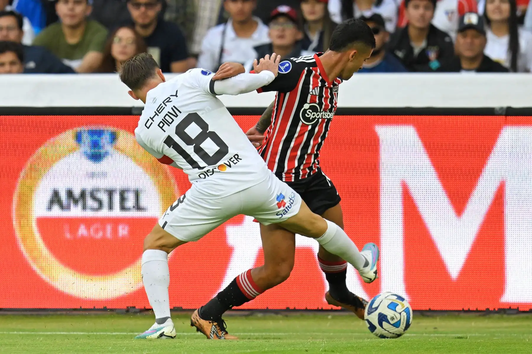 El mediocampista argentino de la Liga de Quito, Ezequiel Piovi, lucha por el balón con el mediocampista del Sao Paulo, Rodrigo Nestor, durante el partido de ida de los cuartos de final de la Copa Sudamericana entre la Liga de Quito de Ecuador y el Sao Paulo de Brasil, en el estadio Rodrigo Paz Delgado de Quito. Foto:ANDINA/AFP