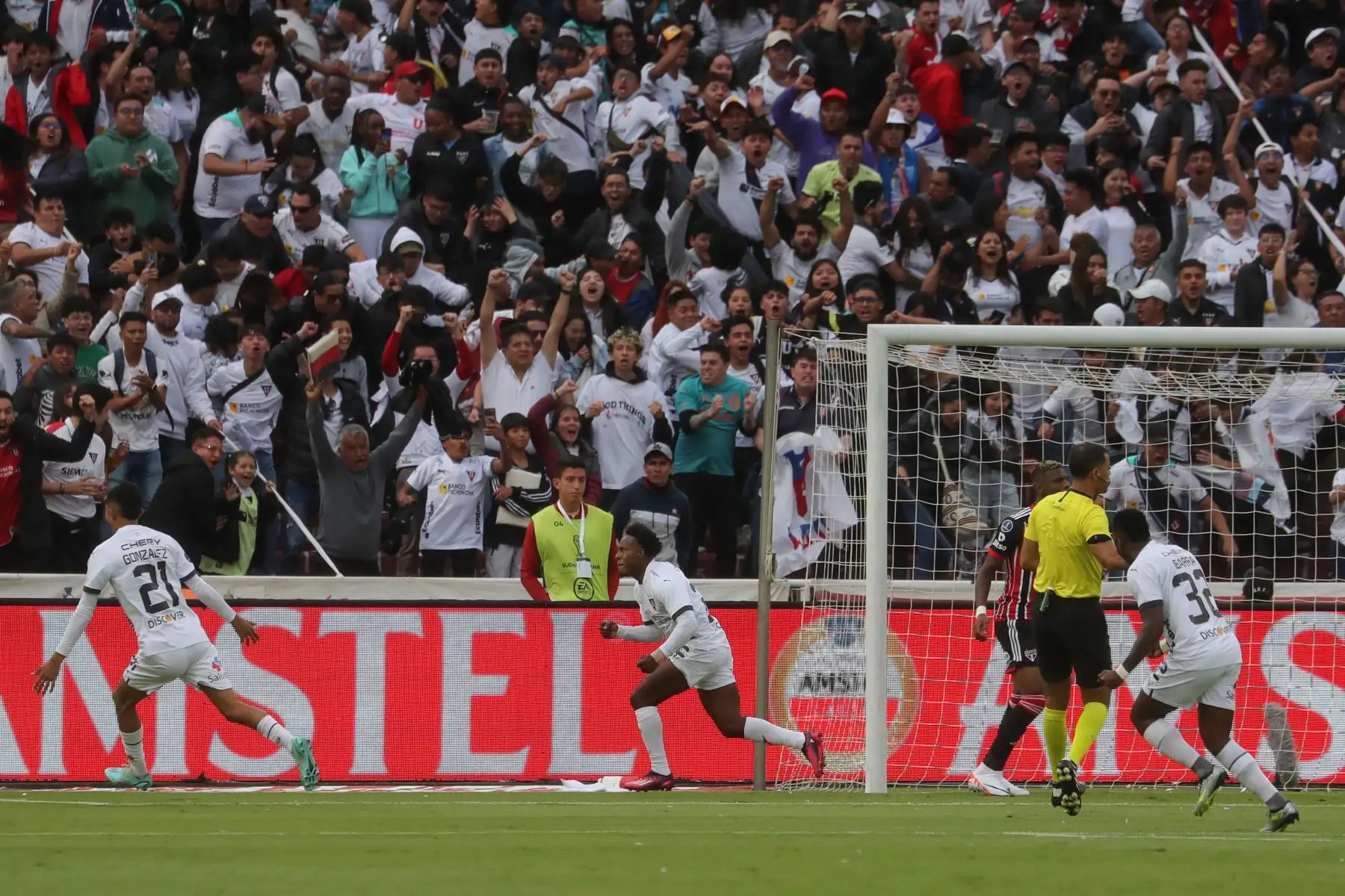 Jhojan Julio de Liga celebra un gol hoy, en un partido de los cuartos de final de la Copa Sudamericana entre Liga de Quito y Sao Paulo en el estadio Rodrigo Paz Delgado en Quito. Foto:ANDINA/ EFE