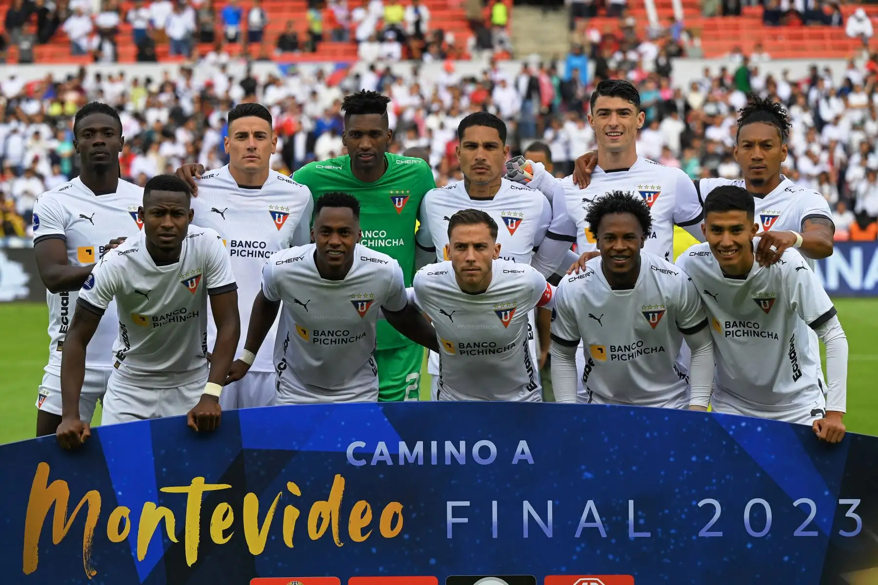 Los jugadores de la Liga de Quito posan para una foto de equipo durante el partido de ida de los cuartos de final de la Copa Sudamericana entre la Liga de Quito de Ecuador y el Sao Paulo de Brasil, en el estadio Rodrigo Paz Delgado de Quito.Foto:ANDINA/ AFP