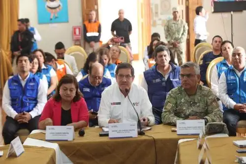En Alto Trujillo, el ministro Jorge Chávez entregó sillas de ruedas y kits de cocina para la población más vulnerable.