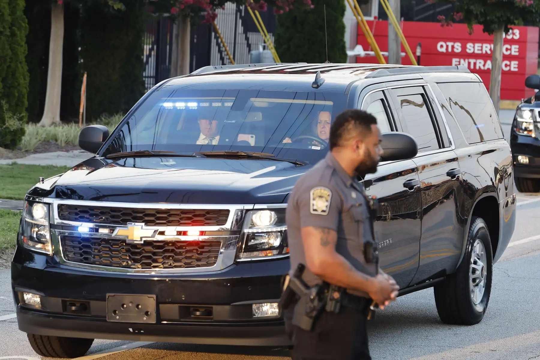 El vehículo que transporta al expresidente estadounidense Donald Trump llega a la cárcel del condado de Fulton donde Trump se entregará a las autoridades tras una acusación del gran jurado contra él y 18 coacusados por interferencia electoral de 2020 En Atlanta, Georgia, EE.UU. Los abogados de Trump acordaron una fianza de 200.000 dólares estadounidenses y otras estipulaciones, según informes de los medios. Foto:ANDINA/ EFE