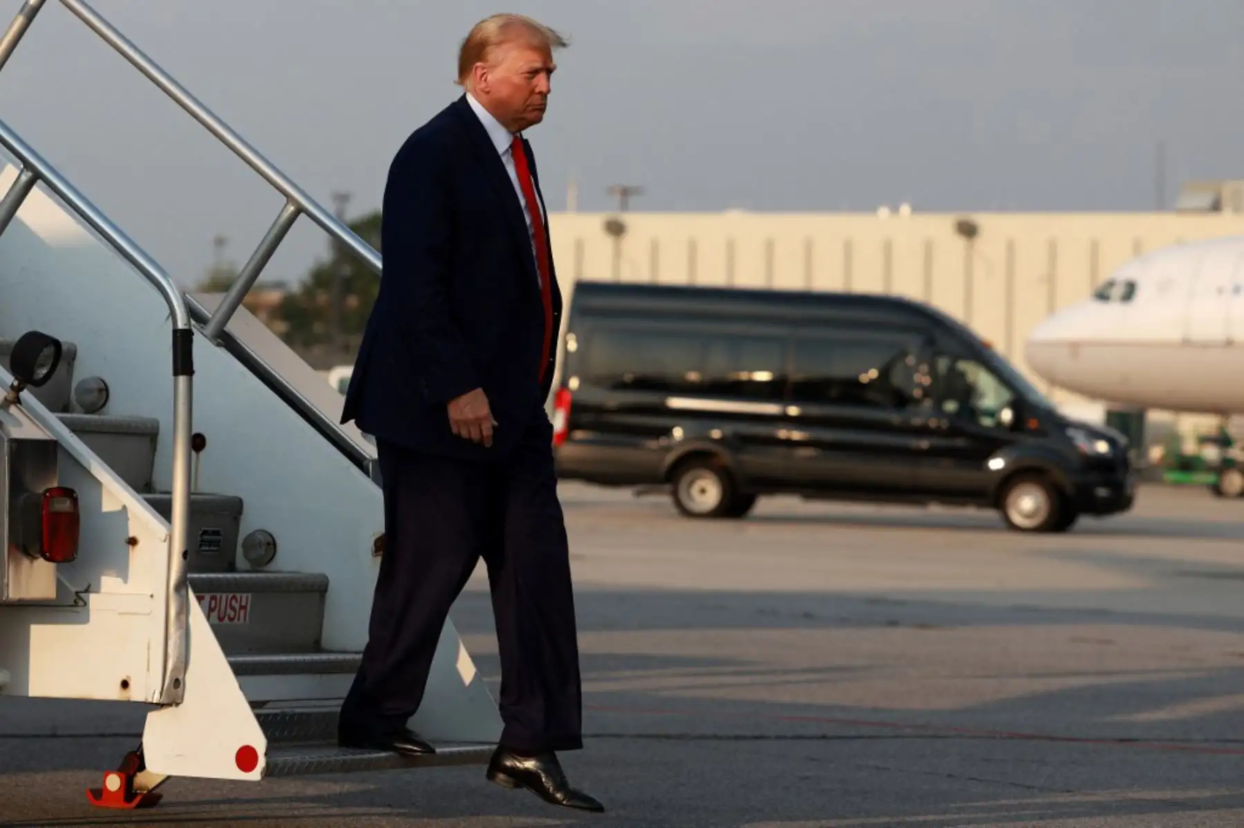 Trump, que viajó en avión privado desde Nueva Jersey hasta la capital de Georgia, llegó a la prisión del condado de Fulton en un convoy de vehículos blindados y escoltado por el Servicio Secreto, que se encarga de su seguridad. Foto: AFP