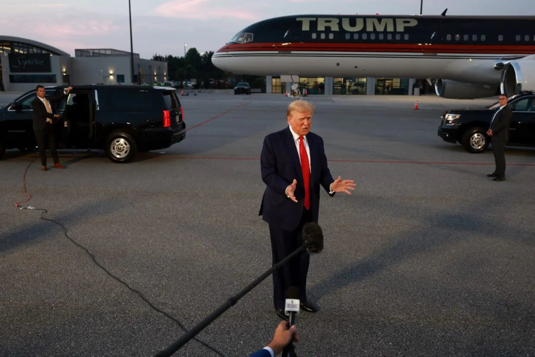 Trump, que viajó en avión privado desde Nueva Jersey hasta la capital de Georgia, llegó a la prisión del condado de Fulton en un convoy de vehículos blindados y escoltado por el Servicio Secreto, que se encarga de su seguridad. Foto: AFP