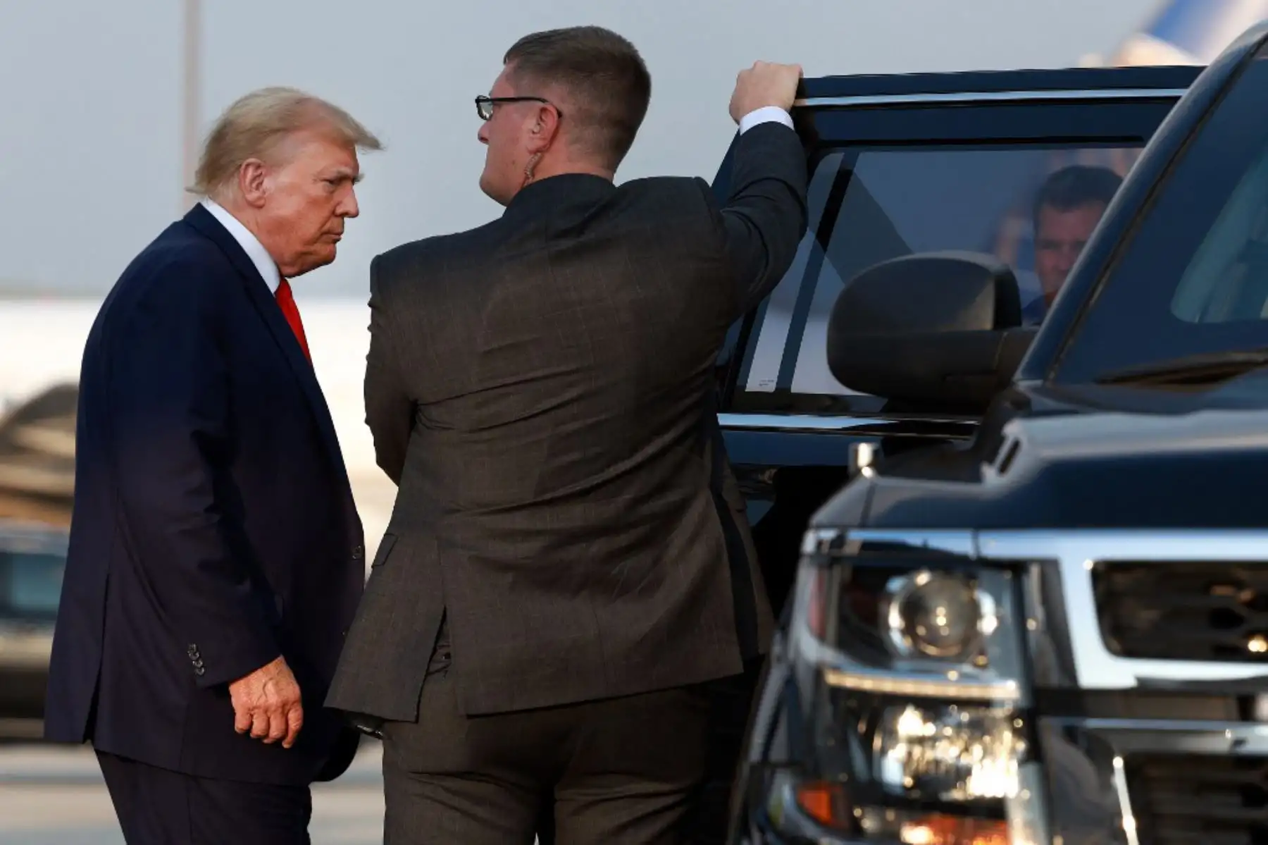 La llegada de Trump a Atlanta, desde que aterrizó hasta que se trasladó a la cárcel del condado, fue televisada por las principales cadenas del país en horario de máxima audiencia. Foto: AFP