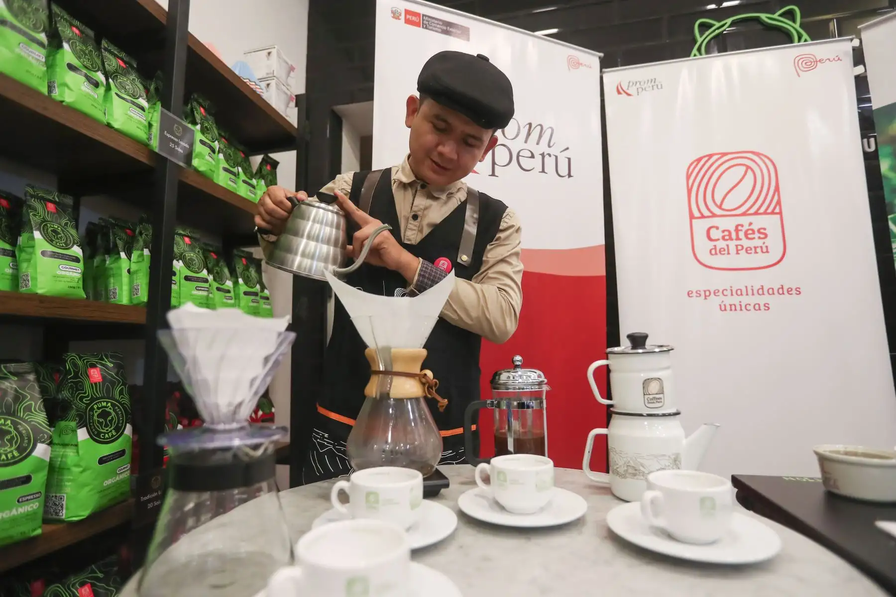 Con motivo de la celebración del día del Café Peruano que se celebra cada cuarto viernes de agosto, Johan Monteza, 1er lugar en el Campeonato Nacional de Catadores 2014 y 2015 presenta una cata de este producto.  Foto: ANDINA/Ricardo Cuba