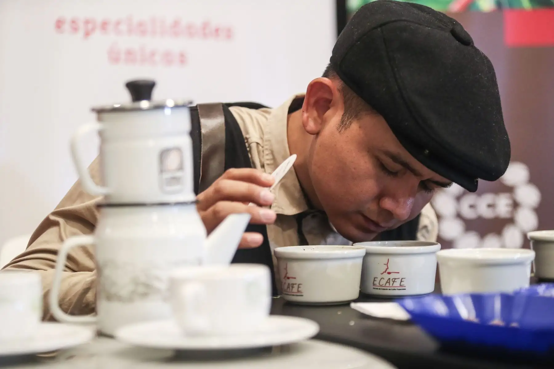 Con motivo de la celebración del día del Café Peruano que se celebra cada cuarto viernes de agosto, Johan Monteza, 1er lugar en el Campeonato Nacional de Catadores 2014 y 2015 presenta una cata de este producto.  Foto: ANDINA/Ricardo Cuba
