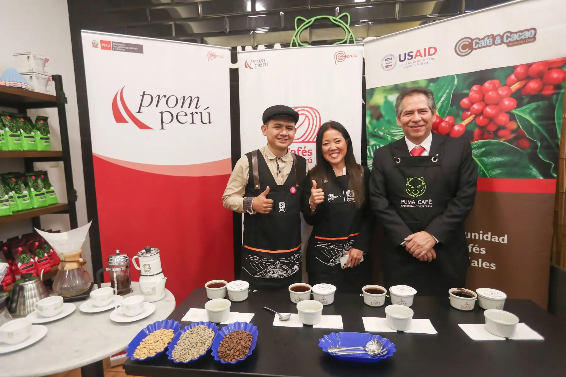 Con motivo de la celebración del día del Café Peruano que se celebra cada cuarto viernes de agosto, Johan Monteza, 1er lugar en el Campeonato Nacional de Catadores 2014 y 2015 presenta una cata de este producto junto a Angélica Matsuda, presidente ejecutivo de PROMPERU y Geni Fundes, Gerente General de Central de Café y Cacao.  Foto: ANDINA/Ricardo Cuba