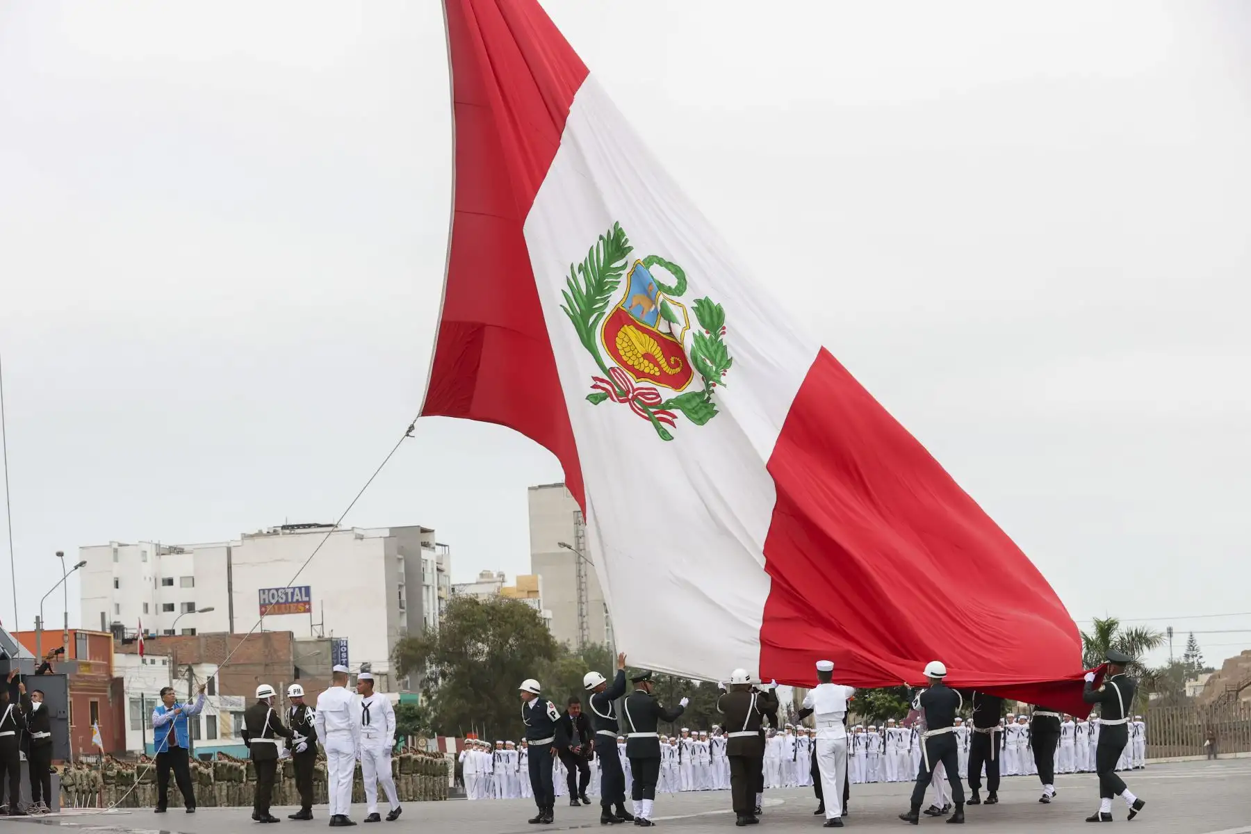 El ministro de Defensa, Jorge Luis Chávez Cresta, encabezó esta mañana la ceremonia por el Día de la Defensa Nacional en la Plaza de la Bandera. El Día de la Defensa Nacional forma parte de las actividades que se desarrollarán por esta importante fecha, que se celebra el 27 de agosto de cada año, y que fue instaurada mediante Ley N° 25005 de fecha 20 de enero de 1989.    Foto: ANDINA/Juan Carlos Guzmán Negrini