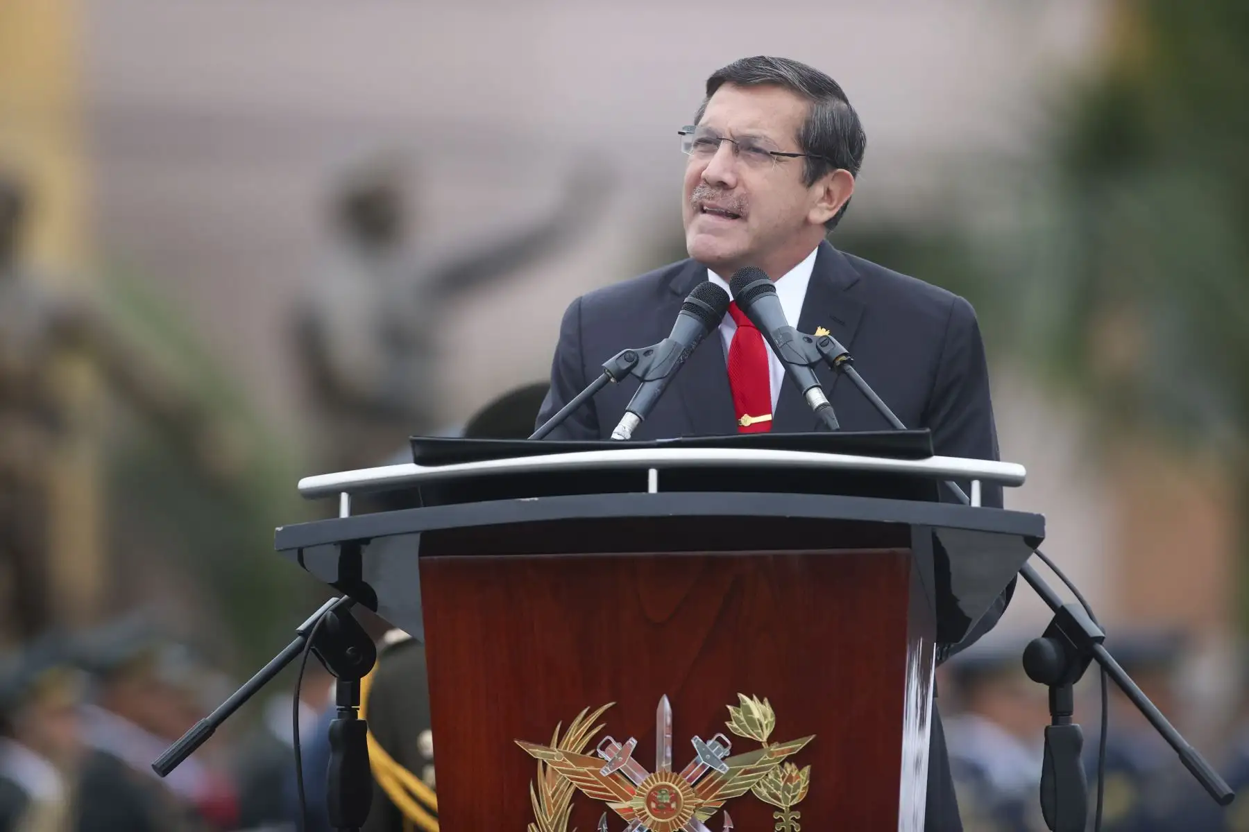 El ministro de Defensa, Jorge Luis Chavez Cresta, encabezó esta mañana la ceremonia por el Día de la Defensa Nacional en la Plaza de la Bandera, en presencia del ministro del Interior, Vicente Romero, altos mandos de las Fuerzas Armadas y Policía Nacional.

Foto: ANDINA/Juan Carlos Guzmán Negrini