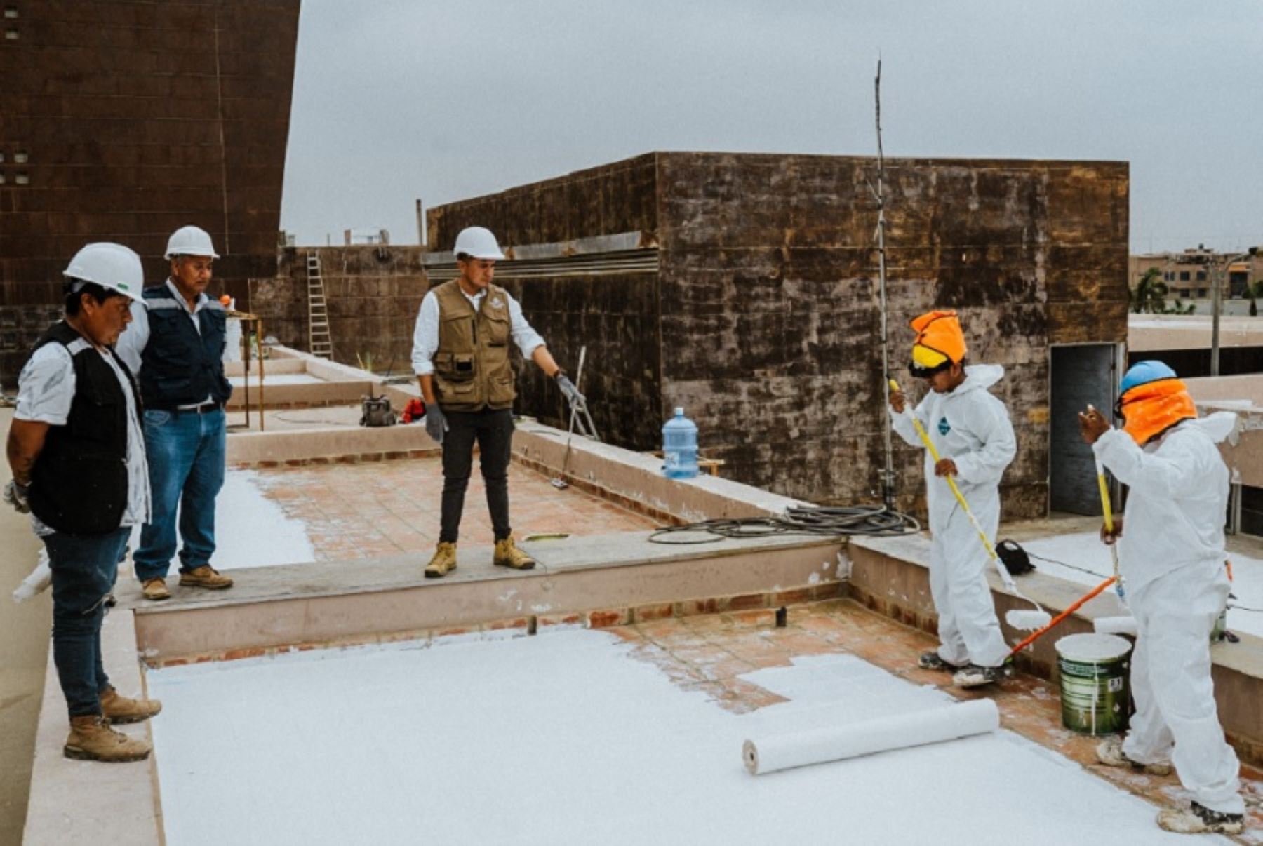 Con una inversión de más de 1 millón de soles culminó el trabajo de impermeabilización de los techos del Hospital Regional Lambayeque. Estos trabajos se realizaron como parte de las medidas preventivas y correctivas ante las 
lluvias y peligros asociados a las condiciones climáticas actuales.