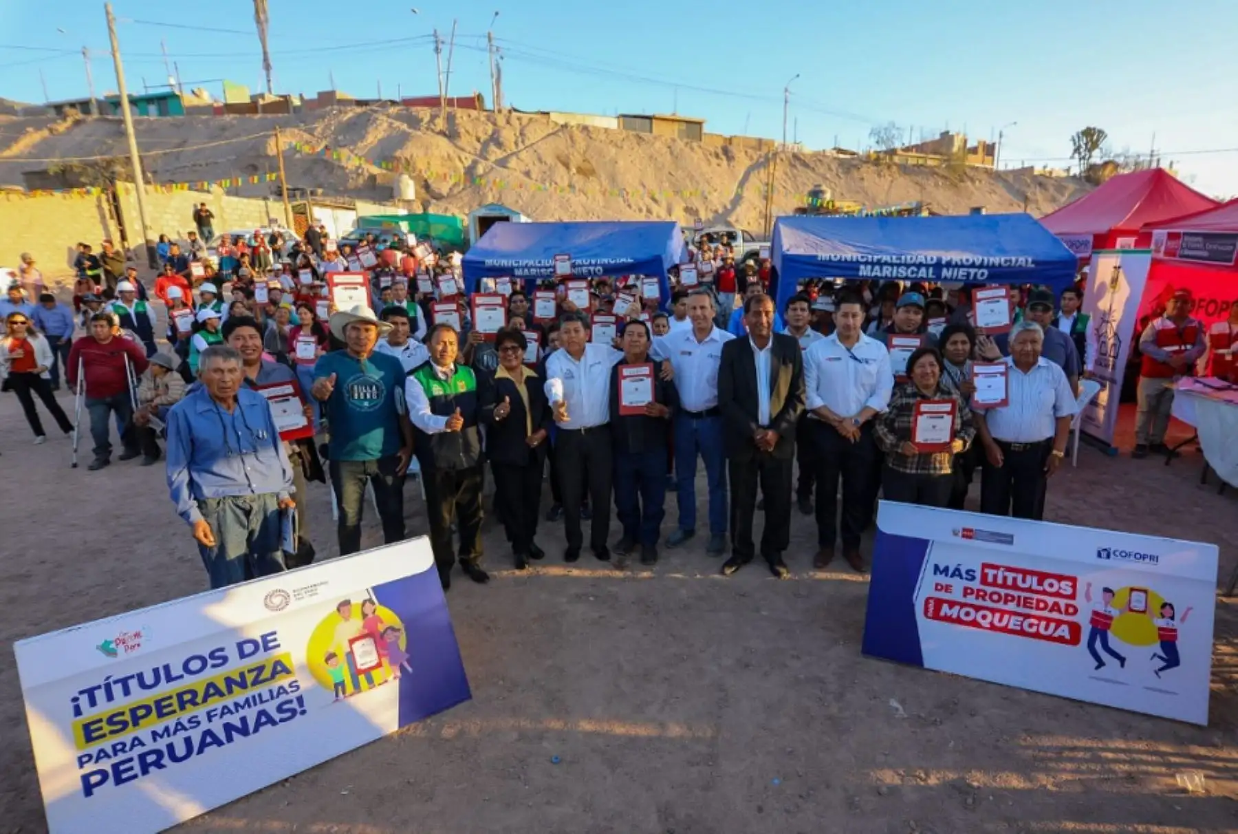 Un total de 744 familias de los distritos de Moquegua y San Antonio, en la provincia de Mariscal Nieto, recibieron sus títulos de propiedad gratuitos y registrados por parte del Organismo de Formalización de la Propiedad Informal 
(Cofopri), beneficiando directamente con ello a más de 2,550 ciudadanas y ciudadanos de la capital del cobre peruano.