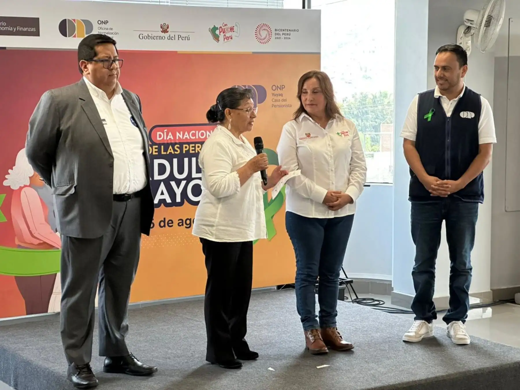 La presidenta de la República, Dina Boluarte, visita la Casa del Pensionista Yuyaq, a cargo de la Oficina de Normalización Previsional (ONP), ubicada en San Juan de Lurigancho. Foto: ANDINA/Ricardo Cuba