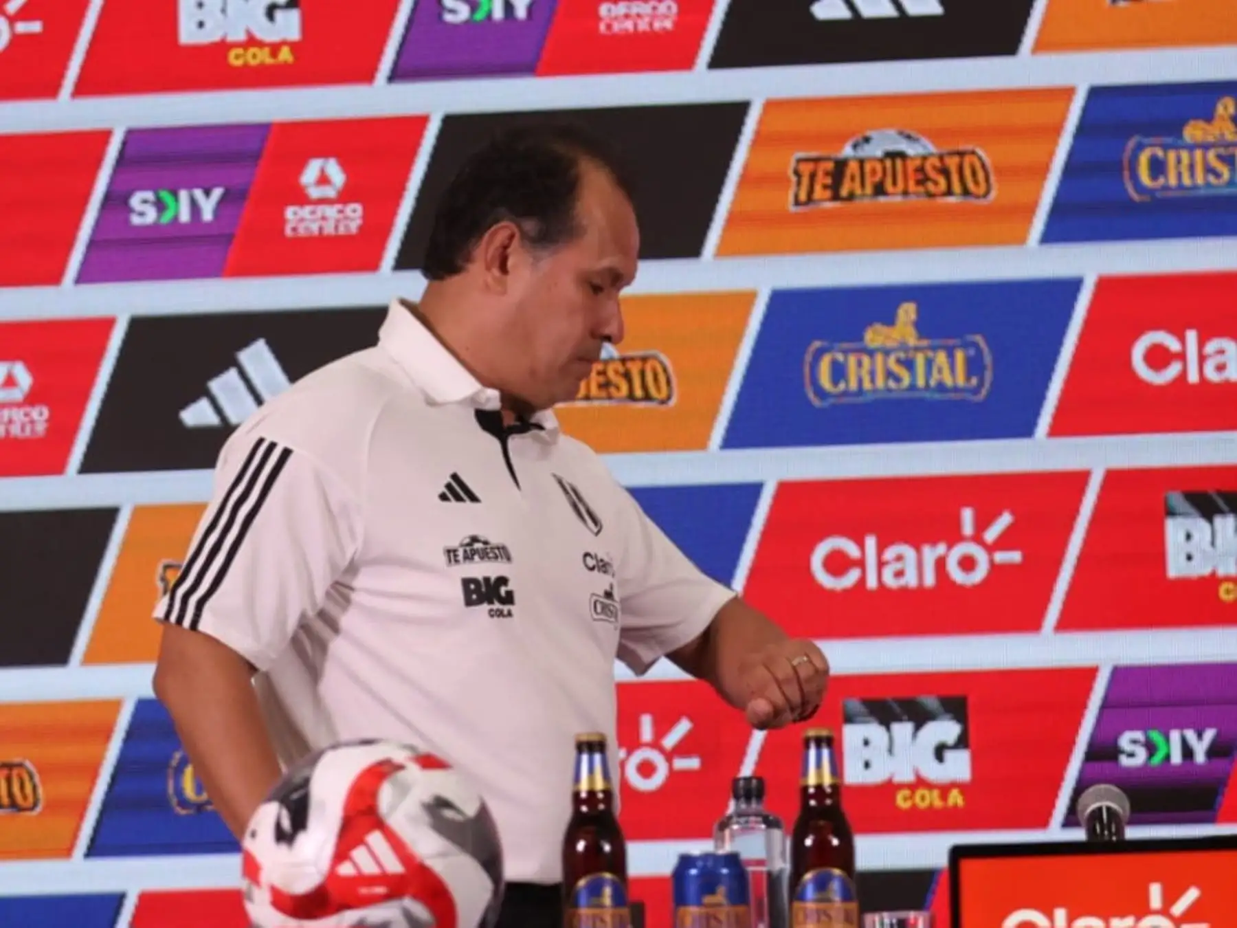 El técnico Juan Reynoso brinda una conferencia de prensa en el que dio a conocer la lista de convocados de la selección peruana que enfrentará la fecha doble de las Eliminatorias rumbo al Mundial 2026 ante Paraguay y Brasil, que se jugarán el 7 y 12 setiembre en Ciudad del Este y Lima, respectivamente. Foto: ANDINA/ Juan Carlos Guzmán