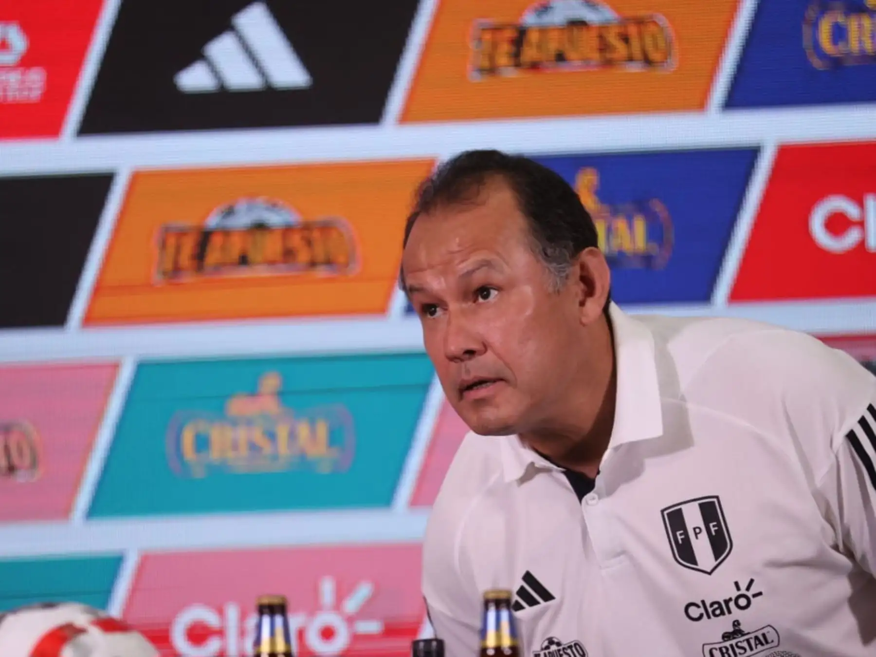 El técnico Juan Reynoso brinda una conferencia de prensa en el que dio a conocer la lista de convocados de la selección peruana que enfrentará la fecha doble de las Eliminatorias rumbo al Mundial 2026 ante Paraguay y Brasil, que se jugarán el 7 y 12 setiembre en Ciudad del Este y Lima, respectivamente. Foto: ANDINA/ Juan Carlos Guzmán