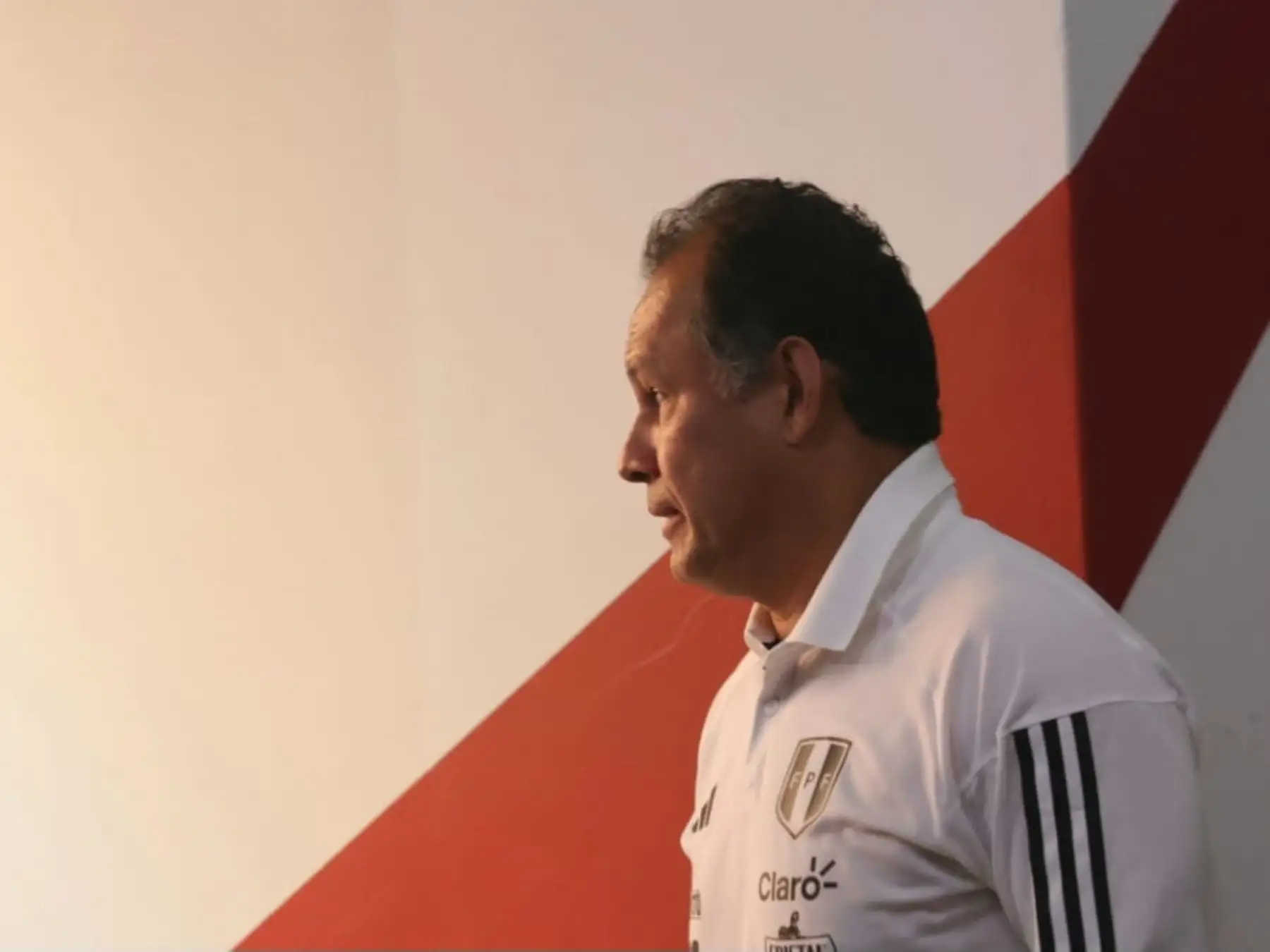 El técnico Juan Reynoso brinda una conferencia de prensa en el que dio a conocer la lista de convocados de la selección peruana que enfrentará la fecha doble de las Eliminatorias rumbo al Mundial 2026 ante Paraguay y Brasil, que se jugarán el 7 y 12 setiembre en Ciudad del Este y Lima, respectivamente. Foto: ANDINA/ Juan Carlos Guzmán