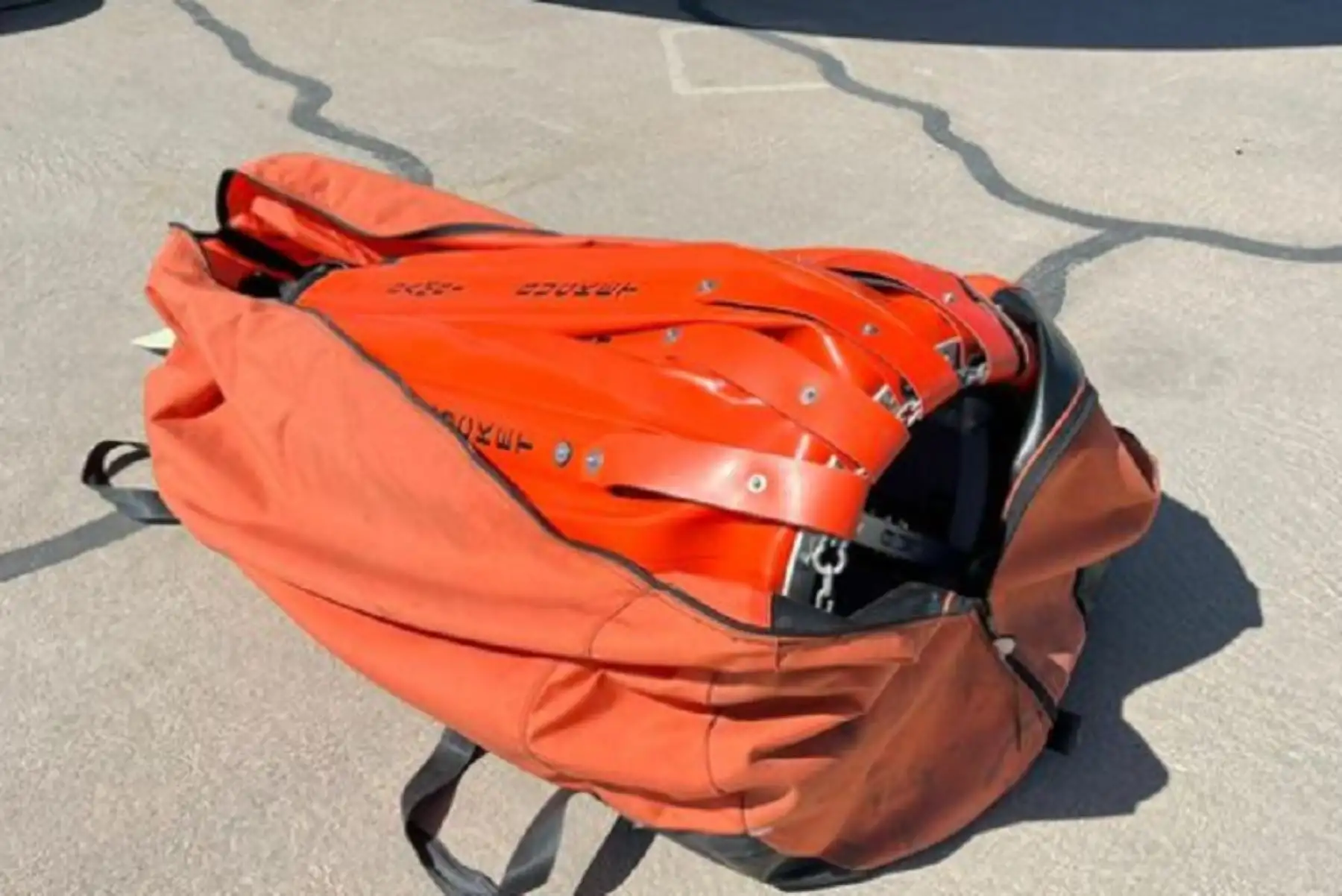 El jefe de la Oficina Regional de Gestión de Riesgos de Desastres, Juan Carlos Burga Regalado, verificó hoy en la Base Aérea de Vítor, la llegada del sistema Bambi Bucket que ayudará a liquidar definitivamente el incendio forestal 
que afecta al distrito de Tuti en la provincia de Caylloma.