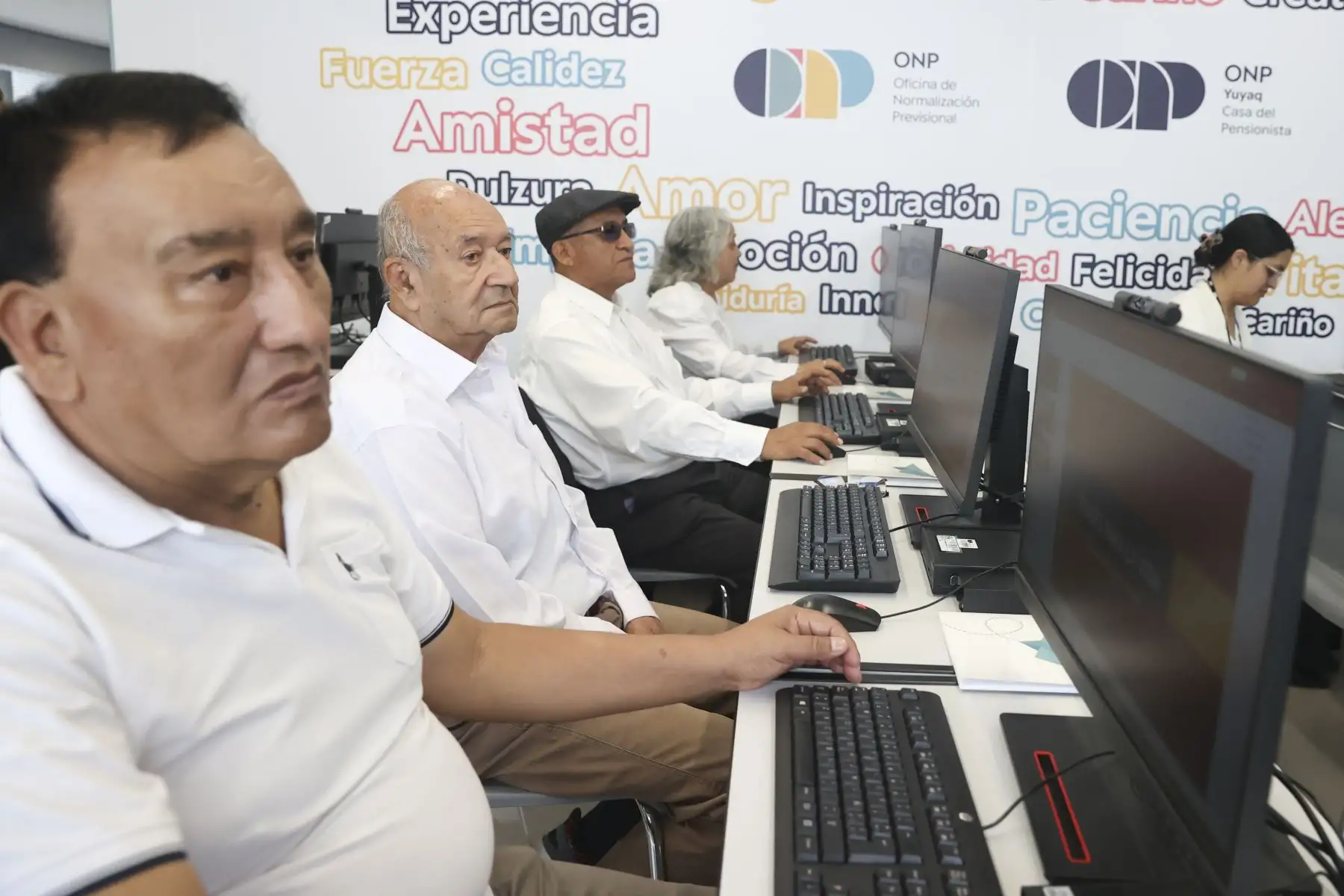 La presidenta Dina Boluarte visita la Casa del Pensionista YUYAQ, de la ONP, en el marco del Día Nacional de las Personas Adultas Mayores. Foto:ANDINA/Prensa Presidencia