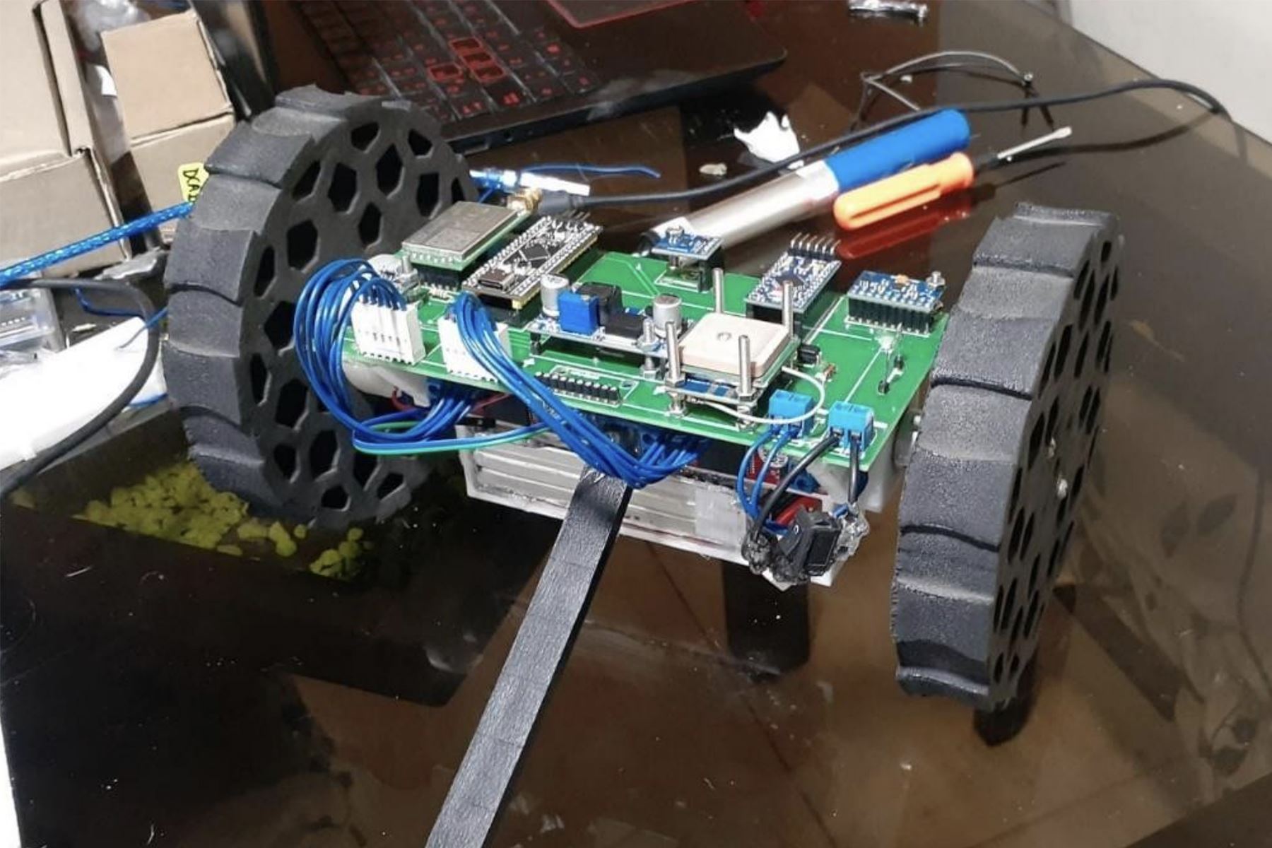 Los alumnos del Laboratorio Smart Machines del Centro de Tecnologías de Información y Comunicación (CTIC) de la UNI trabajaron el prototipo de CanSat Rover, que cuenta con avanzados sensores.