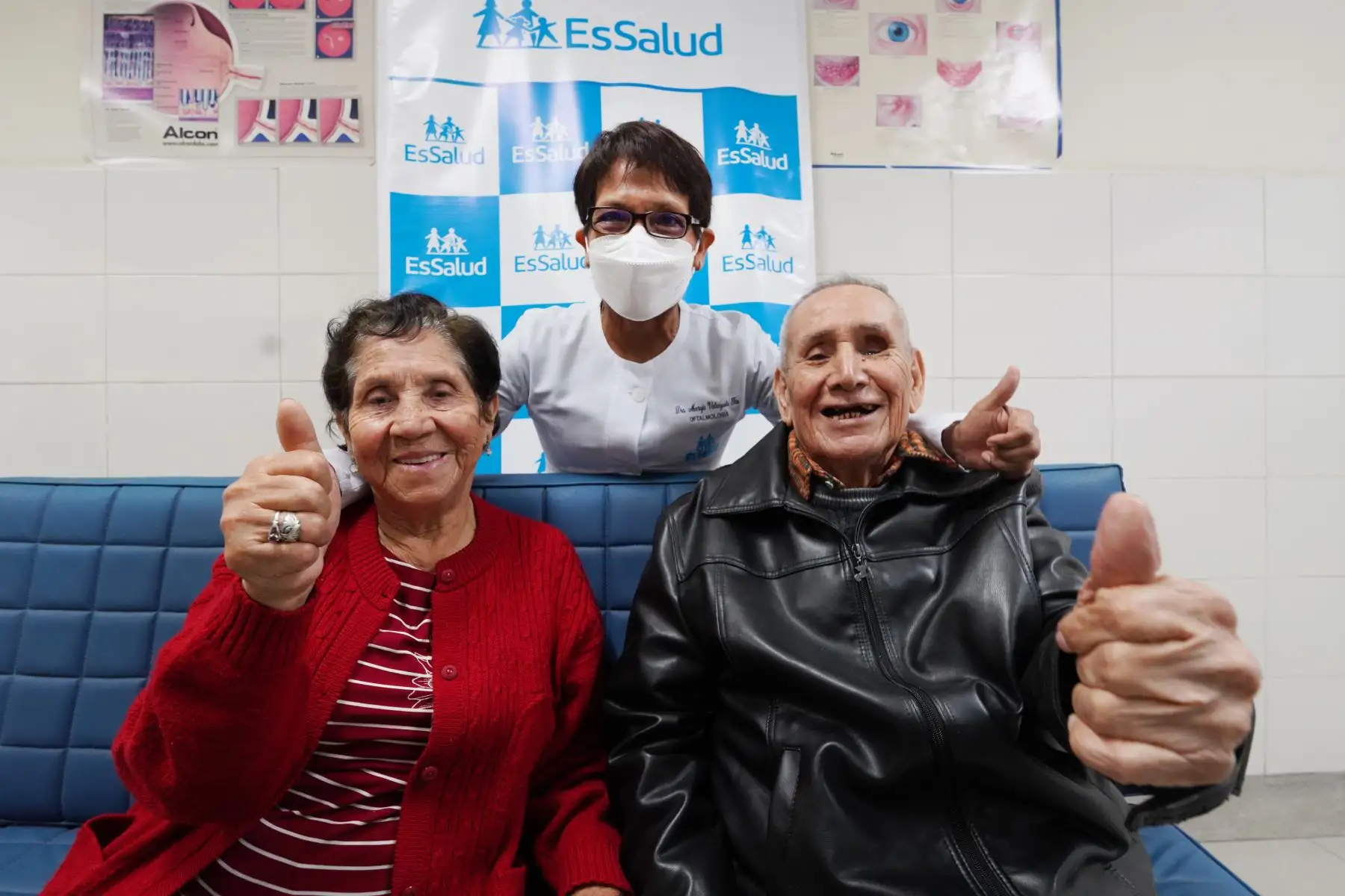 Volvieron a ver la luz. Don Manuel Segundo Pérez Boado (83) y Rosalinda María Arellano Garcilaso (75). Ellos recibieron el mismo día un trasplante de córneas que les permitirán volver a sus actividades diarias sin depender de los demás.
Foto: ESSALUD