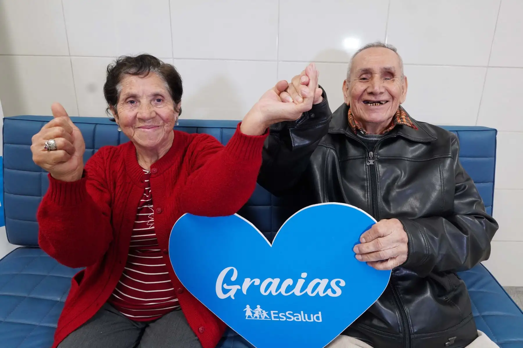 Volvieron a ver la luz. Don Manuel Segundo Pérez Boado (83) y Rosalinda María Arellano Garcilaso (75). Ellos recibieron el mismo día un trasplante de córneas que les permitirán volver a sus actividades diarias sin depender de los demás.
Foto: ESSALUD