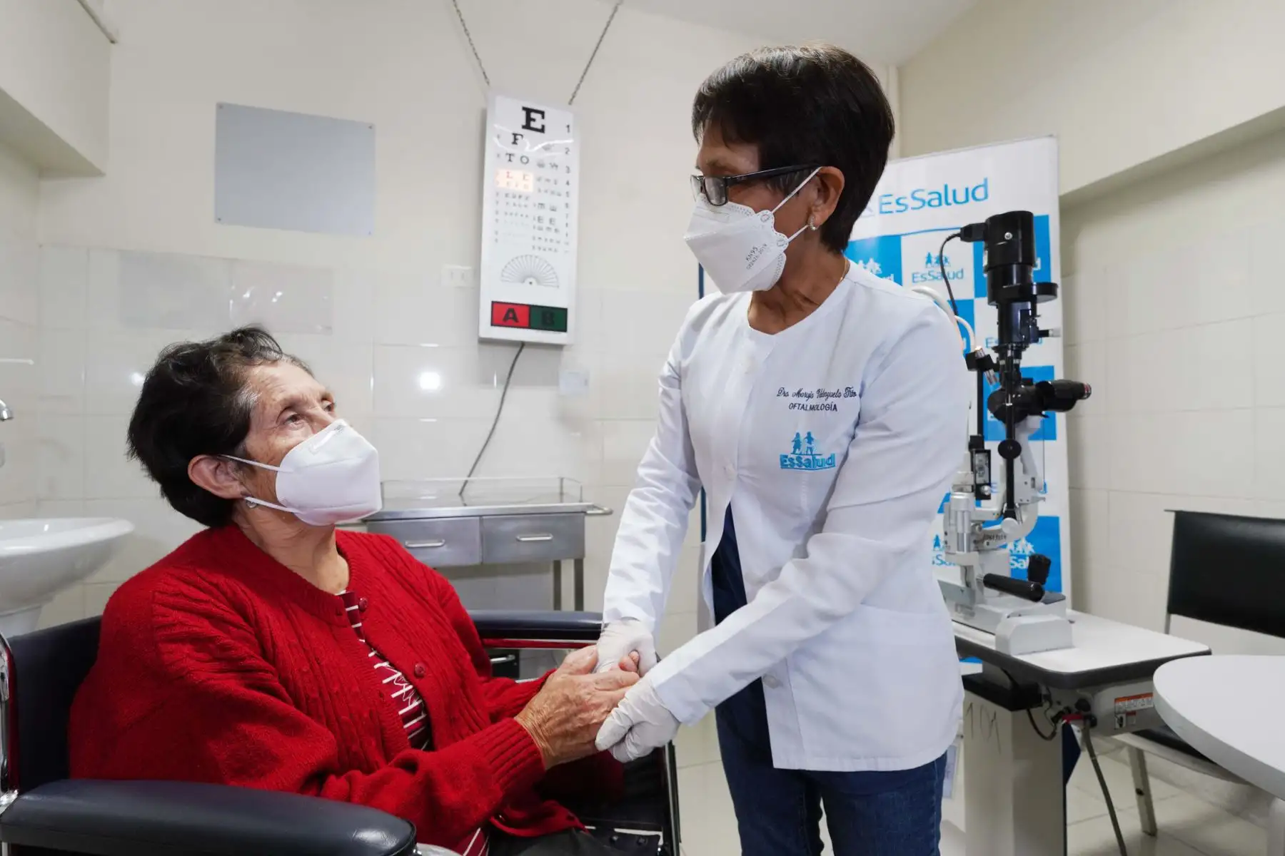 Ambos pacientes recuperaron la vista y fueron dados de alta en buenas condiciones. Su recuperación será progresiva y gradual, pero ya pueden caminar, leer y manejarse con más independencia.
Foto: ESSALUD