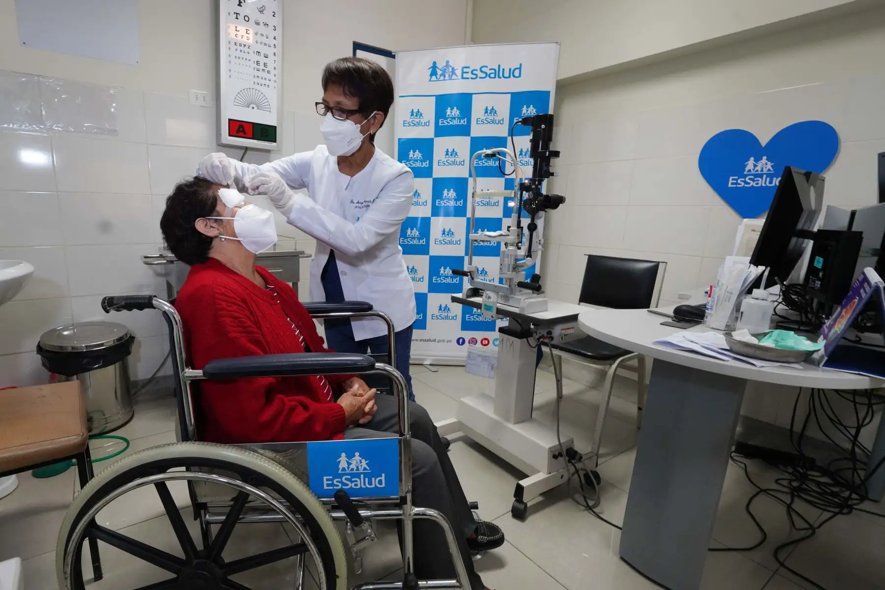 Ambos pacientes recuperaron la vista y fueron dados de alta en buenas condiciones. Su recuperación será progresiva y gradual, pero ya pueden caminar, leer y manejarse con más independencia.
Foto: ESSALUD