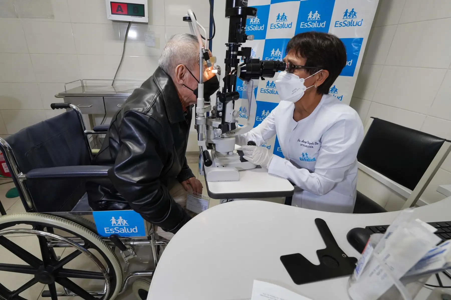Desde 1996 el Dpto. de Oftalmología ha realizado 484 trasplantes de córnea, dando oportunidad de recuperar la visión a niños, jóvenes y adultos mayores.
Foto: ESSALUD