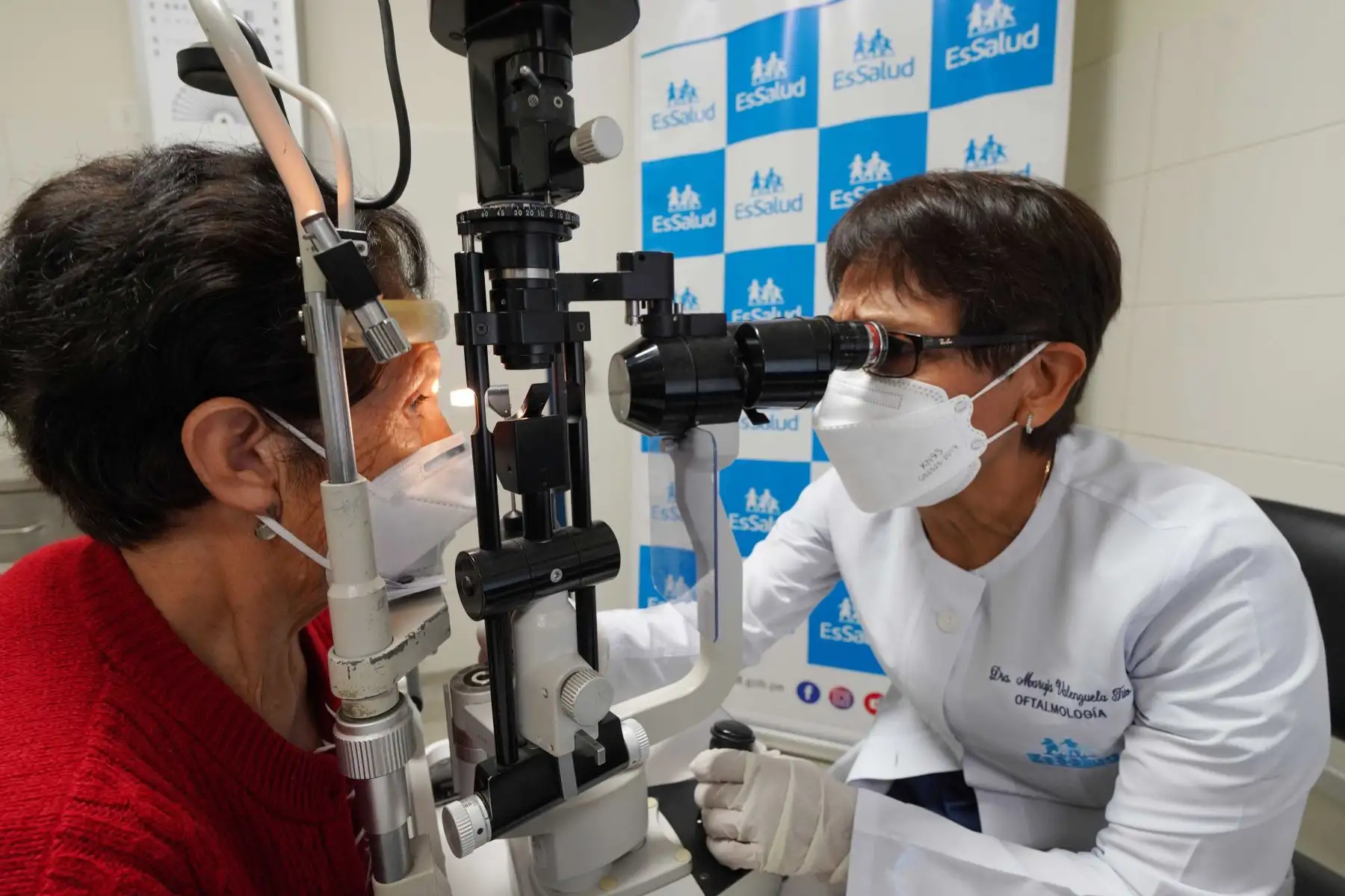 Desde 1996 el Dpto. de Oftalmología ha realizado 484 trasplantes de córnea, dando oportunidad de recuperar la visión a niños, jóvenes y adultos mayores.
Foto: ESSALUD