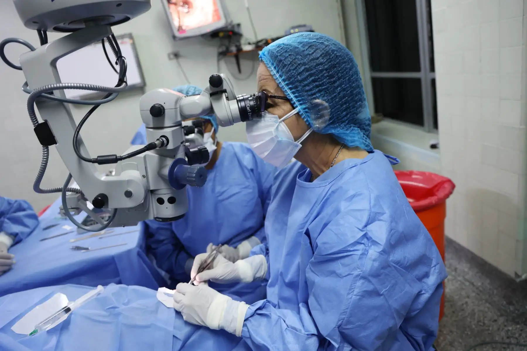 La doctora Maruja Valenzuela Tito, médico asistente y especialista en cirugía de cataratas y trasplantes de córnea, desatacó no solo el valor de la donación, sino que se esta se haya enfocado en los adultos mayores que muchas veces son relegados.
Foto: ESSALUD