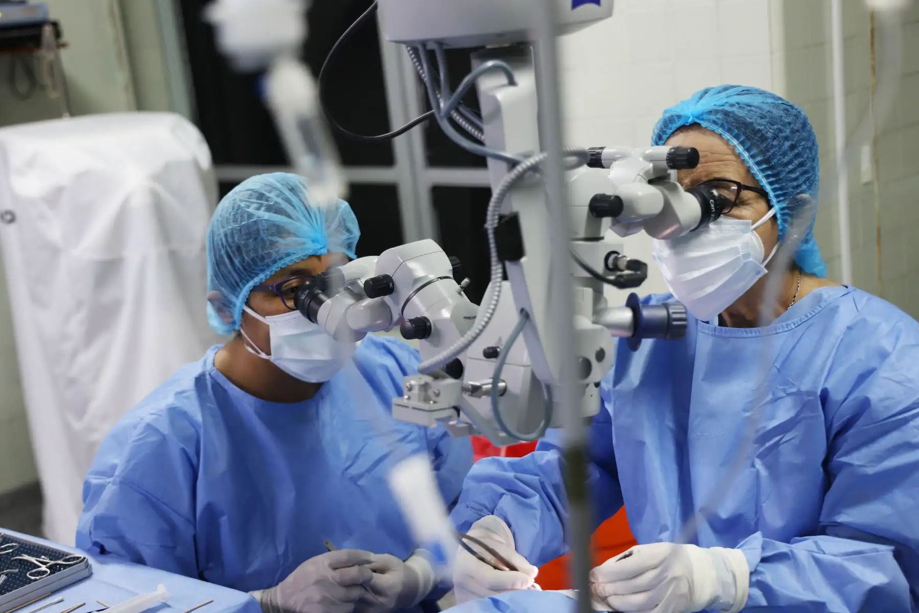 La doctora Maruja Valenzuela Tito, médico asistente y especialista en cirugía de cataratas y trasplantes de córnea, desatacó no solo el valor de la donación, sino que se esta se haya enfocado en los adultos mayores que muchas veces son relegados.
Foto: ESSALUD