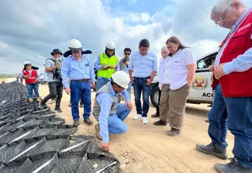 Ministra de Desarrollo Agrario y Riego, Nelly Paredes, supervisa la construcción de defensas ribereñas en la provincia de Zarumilla, en la región Tumbes.