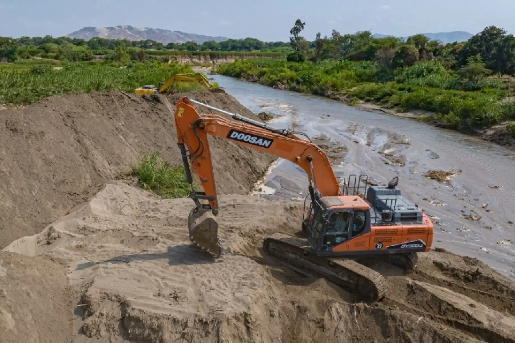 Obras de limpieza de cauce de un río en prevención ante la llegada del fenómeno El NIño. ANDINA/Difusión