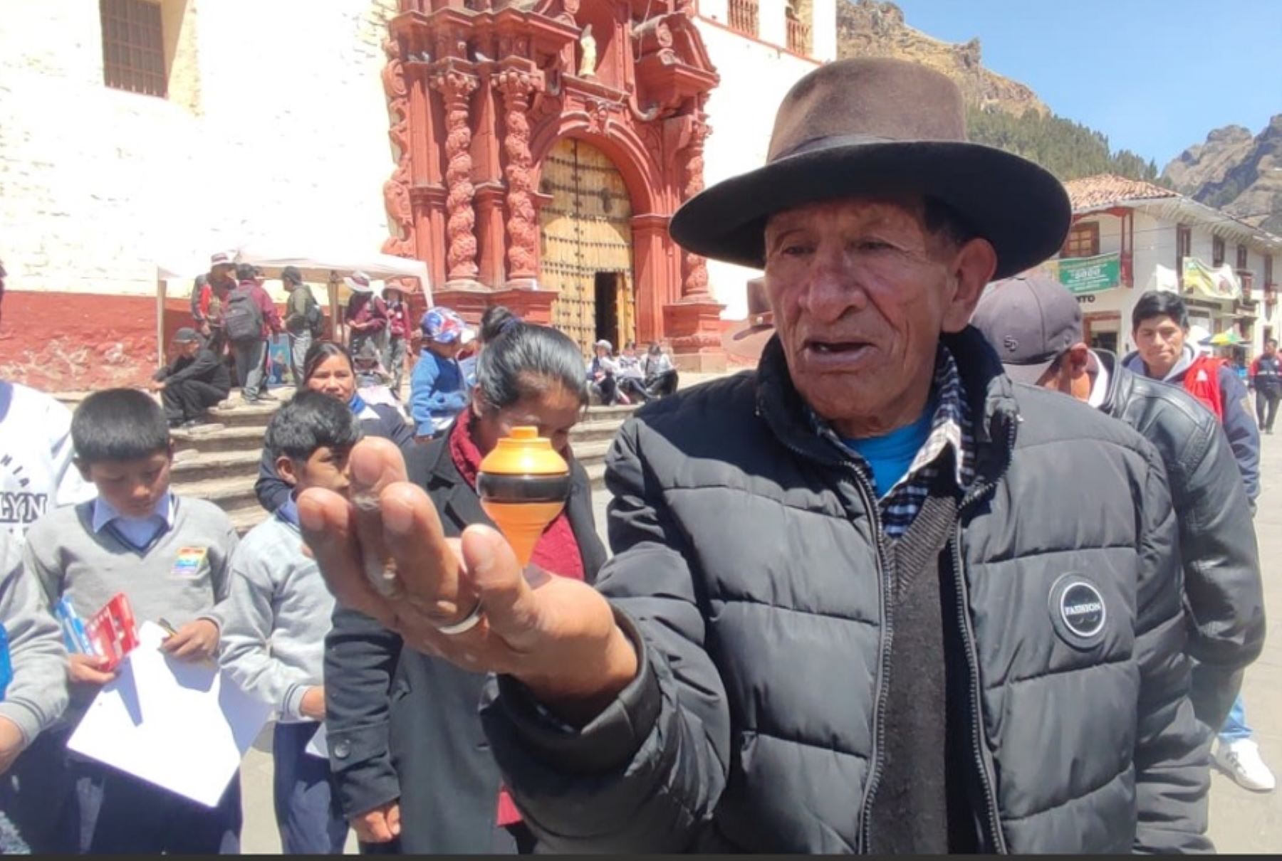 Con una alegre competencia de juegos tradicionales como el lanzamiento del trompo y los yaxes, los usuarios del programa Pensión 65 integrantes de la intervención “Saberes productivos” en la ciudad de Huancavelica celebraron el Día Internacional del Adulto Mayor.