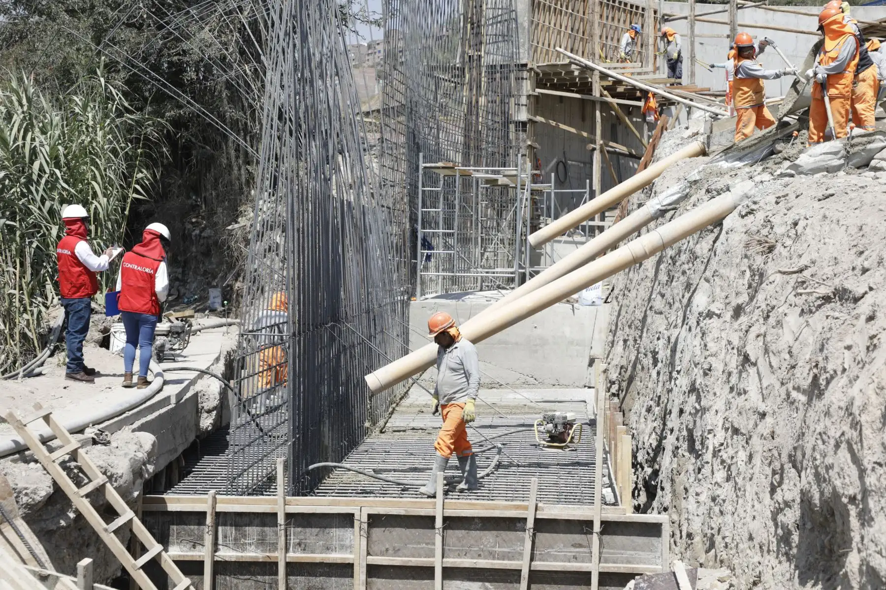 En una nueva jornada del Despacho Contralor en Ayacucho, el contralor general, Nelson Shack, informó que existen 120 obras públicas paralizadas en la región, con un costo actualizado de S/ 564 millones y un saldo de inversión de S/ 227 millones al cierre de junio de 2023.
Foto: Contraloría