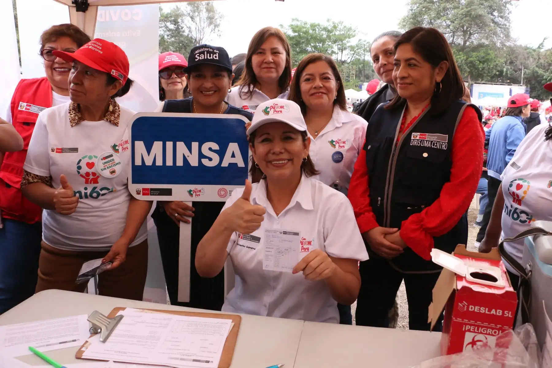 Ministra de la Mujer, Nancy Tolentino, se vacunó con la dosis bivalente contra la covid-19 en los módulos de atención que el Minsa instaló en el festival "Al son de la experiencia", organizado por el ministerio de Salud, 
 por el Día del Adulto Mayor.
Foto: MINSA