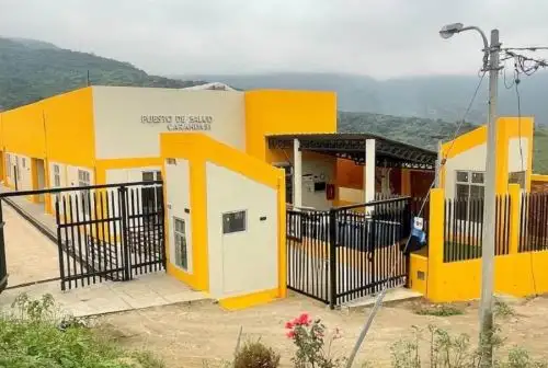 La Autoridad para la Reconstrucción con Cambios concluyó la rehabilitación de 11 establecimientos de salud, afectados por el fenómeno de El Niño Costero, y ejecuta, a la fecha, otras 59 obras en ocho regiones del país para brindar a la población atención médica en infraestructuras modernas, con equipamiento de primer nivel, sistemas de drenaje a prueba de inundaciones y sismorresistentes.