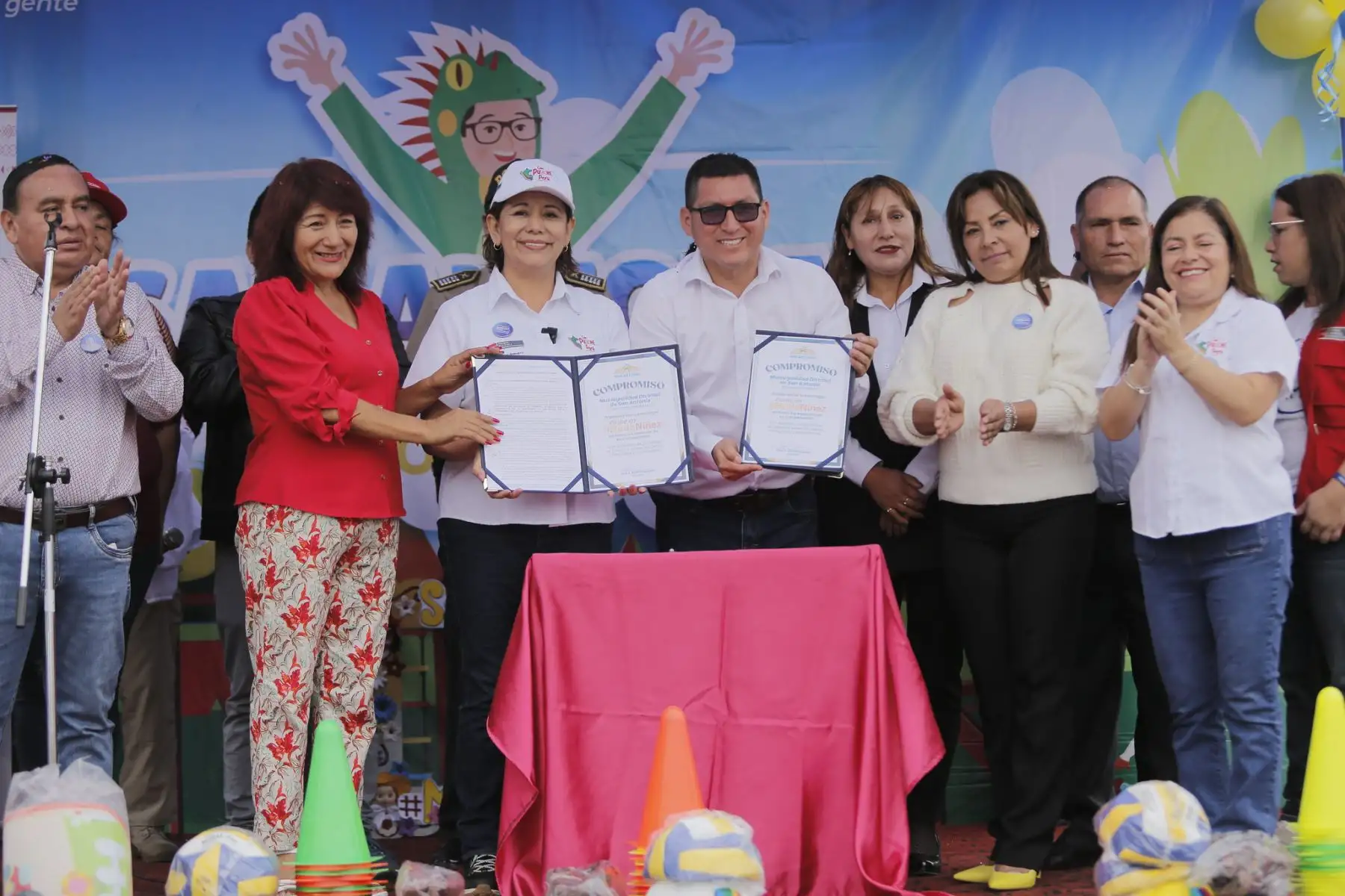 Ministra de la Mujer y Poblaciones Vulnerables, Nancy Tolentino, participa en feria por el Día Nacional de las Personas Adultas Mayores y en la firma de compromiso del Modo Niñez con la Municipalidad de San Antonio - Huarochirí.
Foto: MIMP