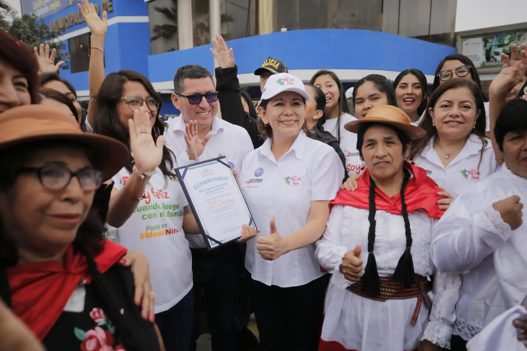 Ministra de la Mujer y Poblaciones Vulnerables, Nancy Tolentino, participa en feria por el Día Nacional de las Personas Adultas Mayores y en la firma de compromiso del Modo Niñez con la Municipalidad de San Antonio - Huarochirí.
Foto: MIMP